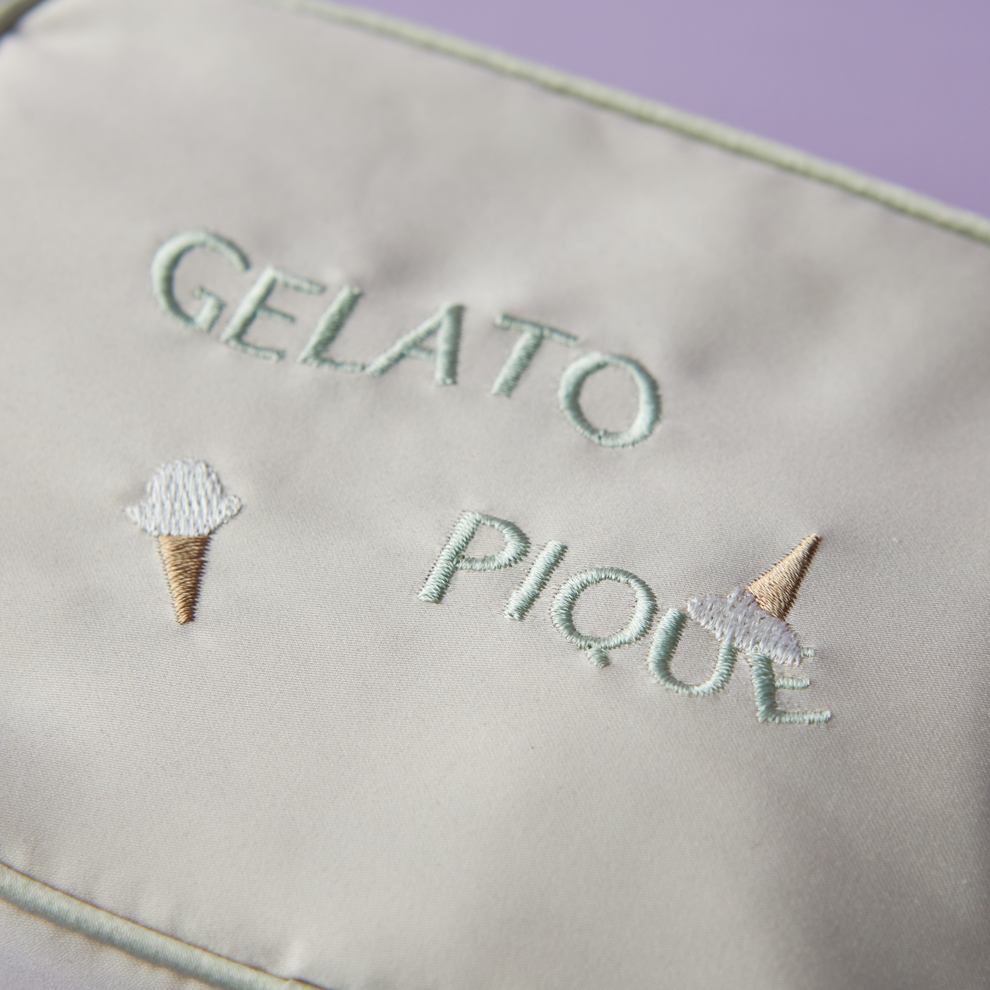 【WOMEN】アイスロゴ刺繍スクエアポーチ＆ストライプハンドタオルセット