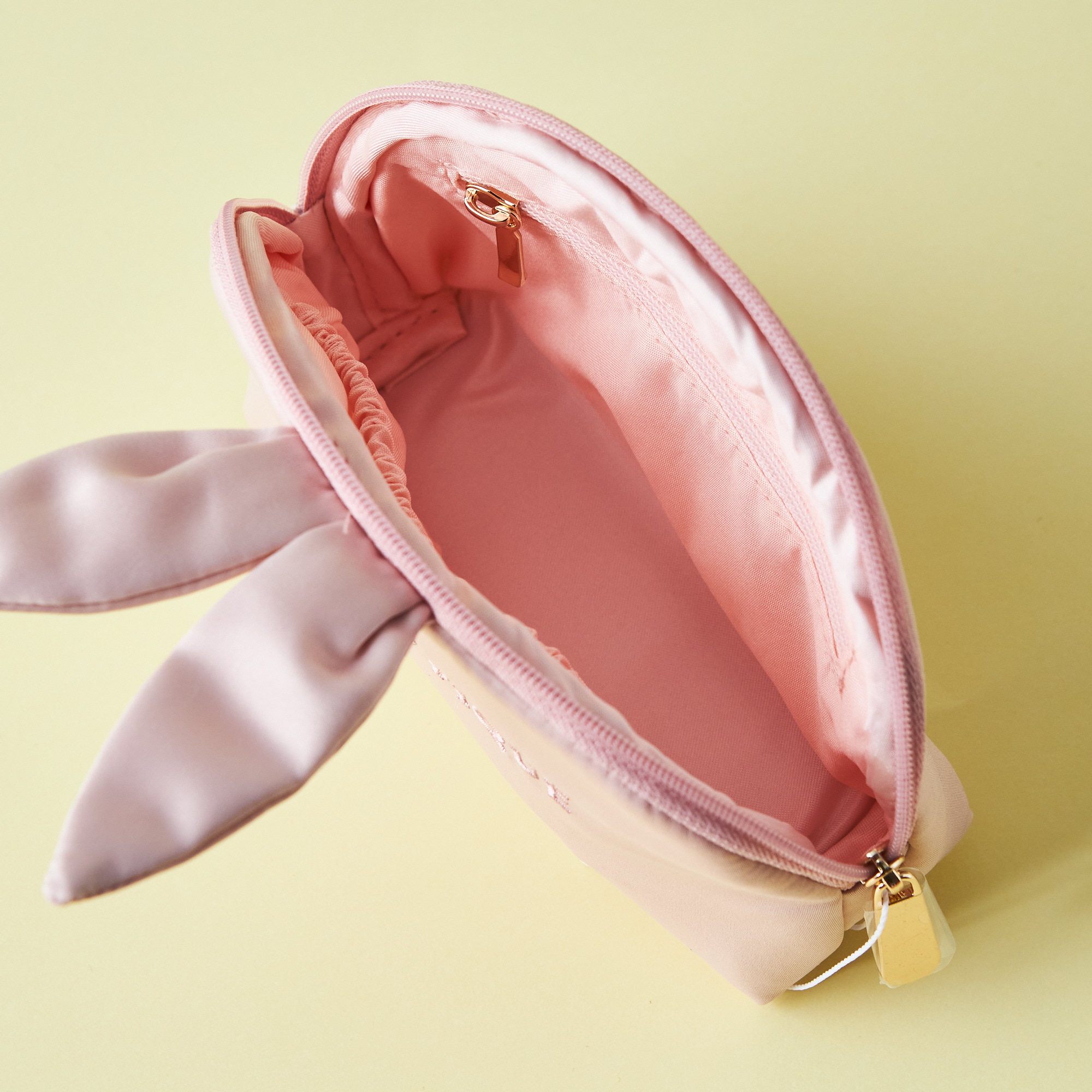 【WOMEN】ウサギの耳付きサテンポーチ