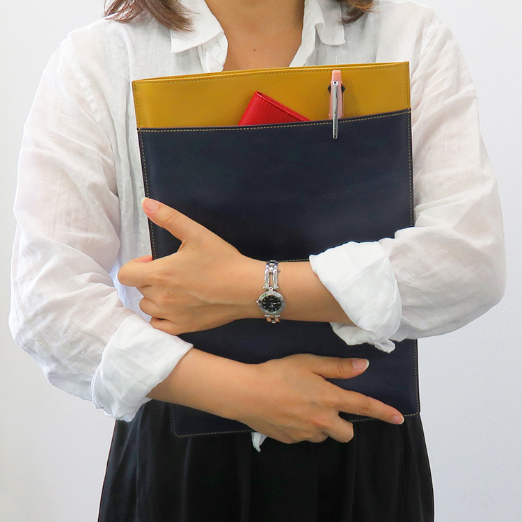 【名入れ可】本革 ノートパソコンケース スリーブケース スリップイン 薄型13.3インチまで (LR0049)