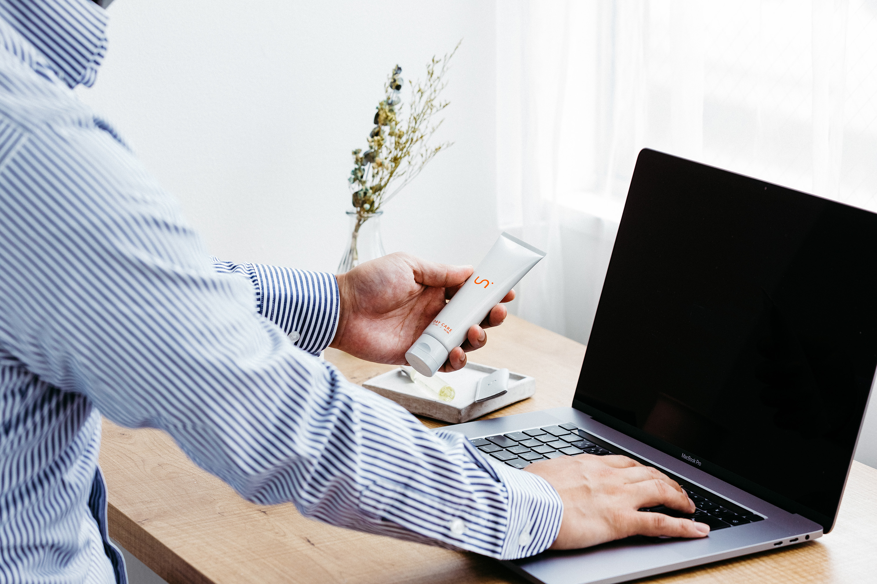 【コスメECの女性スタッフ300名が本気で開発】リフレッシングモイスチャーハンドクリーム 60ｍL