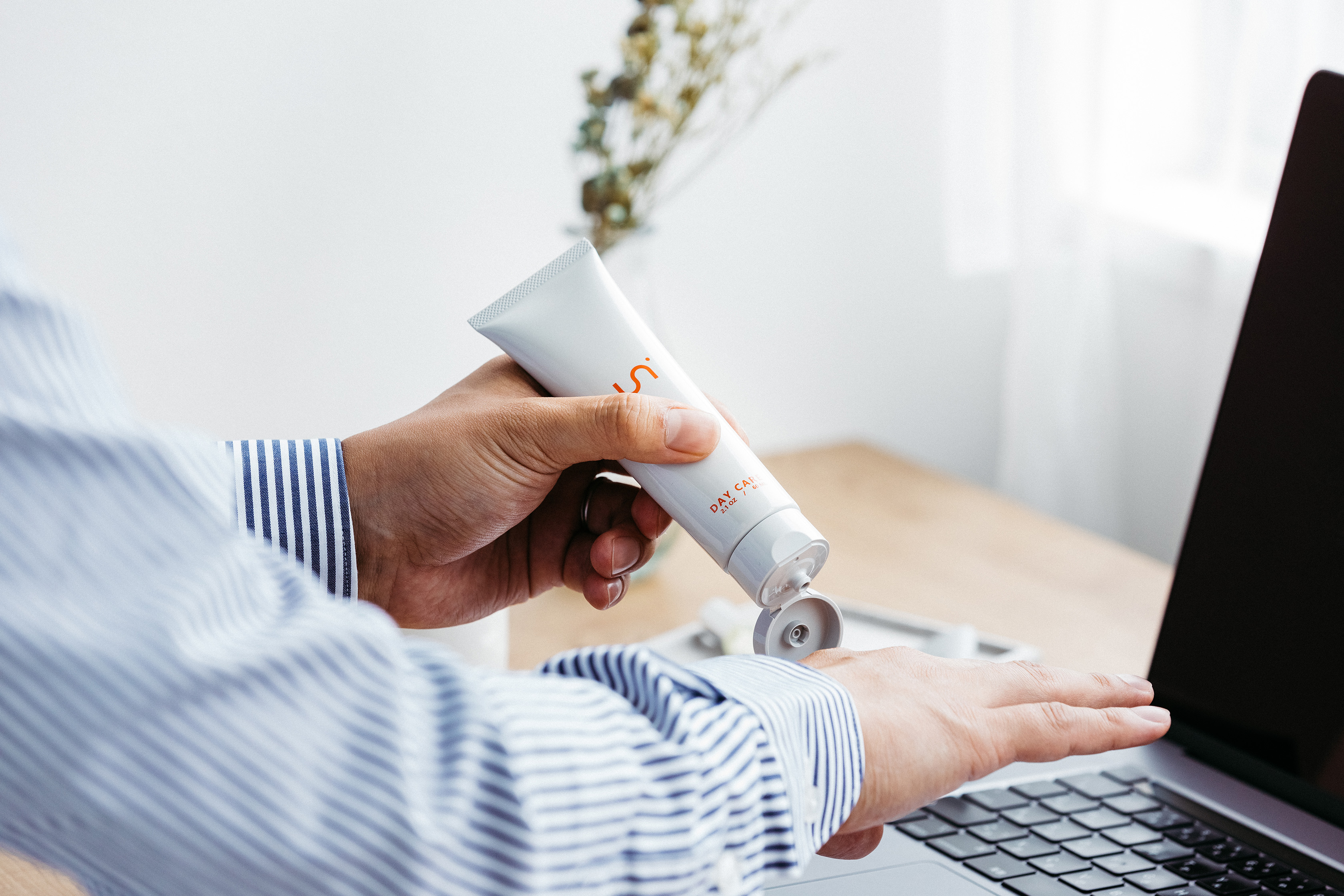 【コスメECの女性スタッフ300名が本気で開発】リフレッシングモイスチャーハンドクリーム 60ｍL