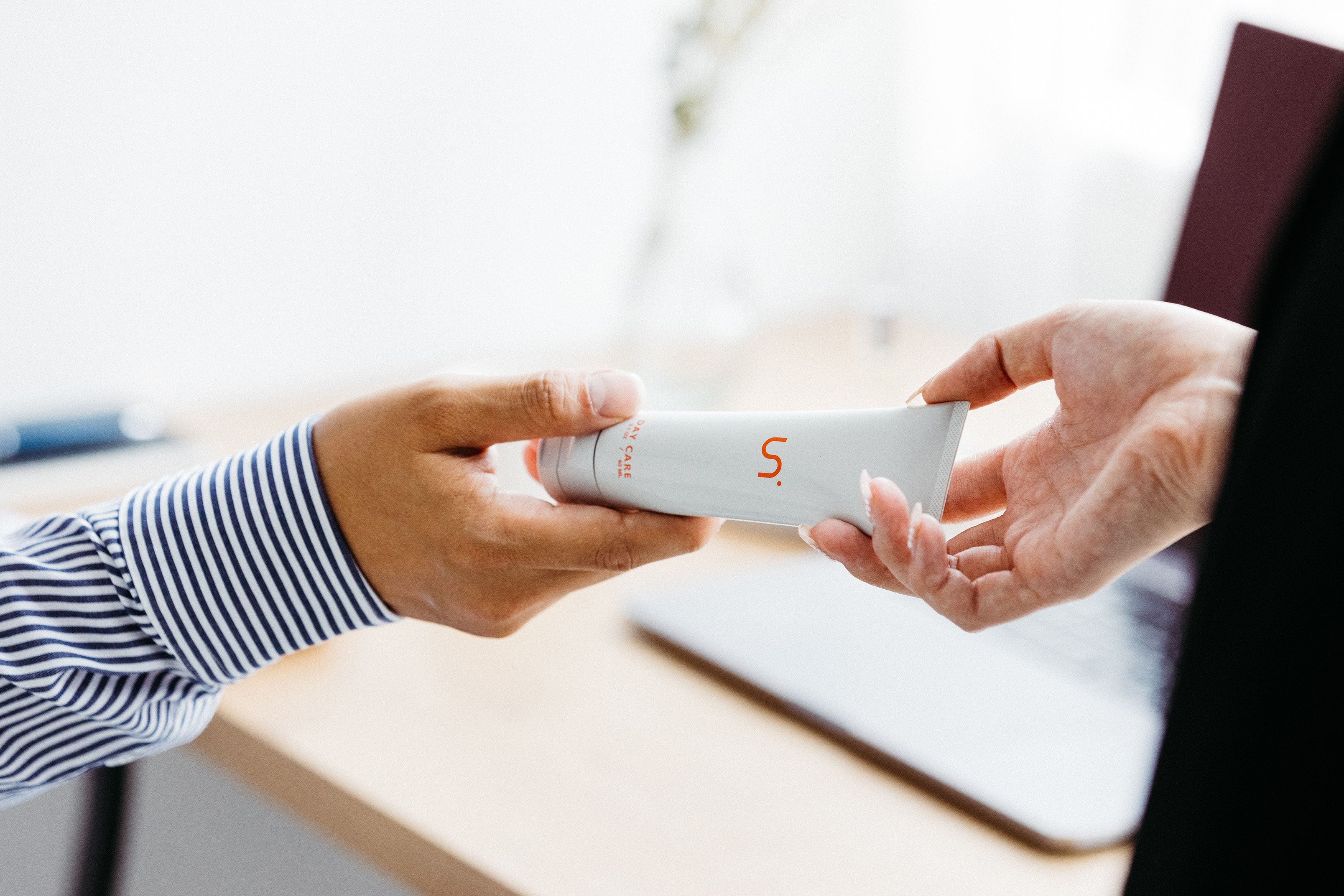 【コスメECの女性スタッフ300名が本気で開発】リフレッシングモイスチャーハンドクリーム 60ｍL