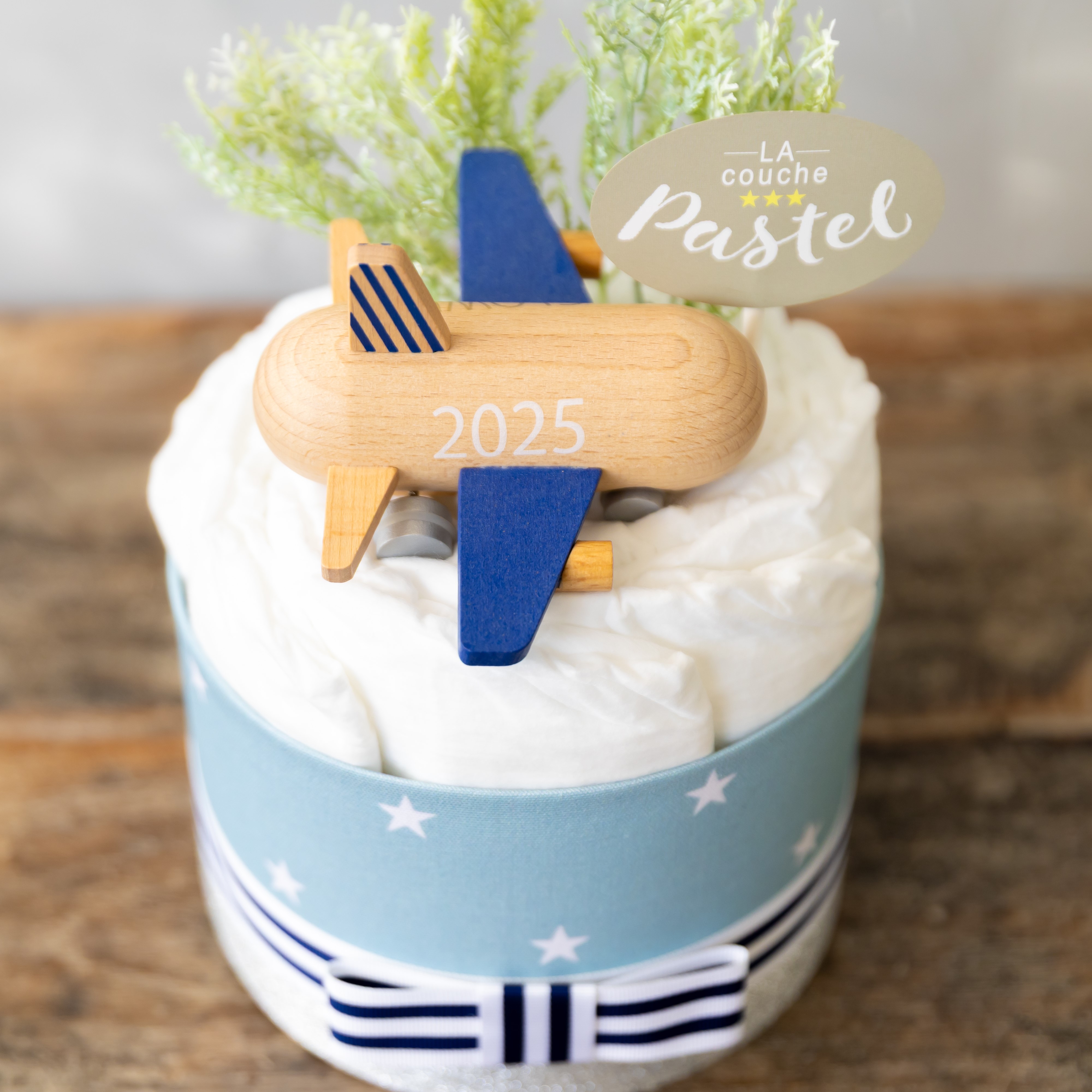 2025年限定年号ロゴ入り「kiko+」のmini jet付オーガニックおむつケーキ2段／全2色