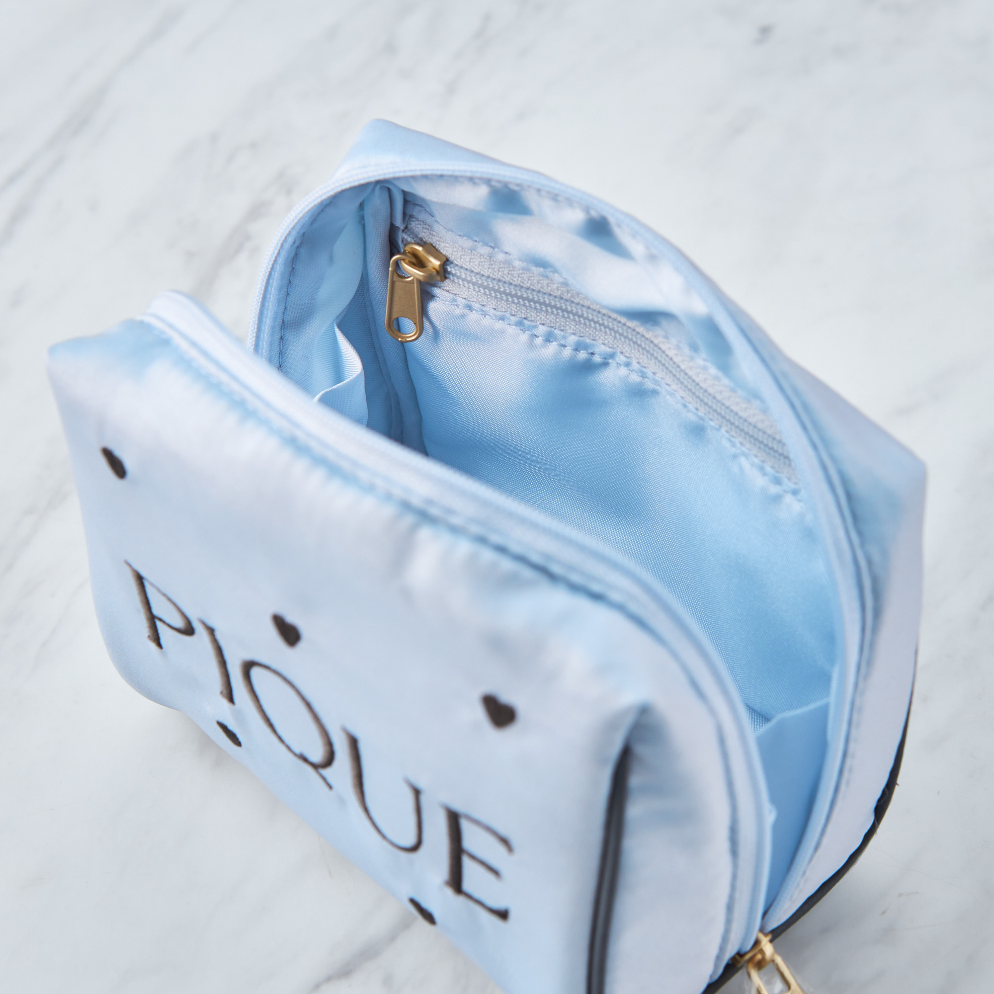 【WOMEN】ハートロゴ　刺繍サテンポーチ＆マグカップ＆ハンドタオルセット