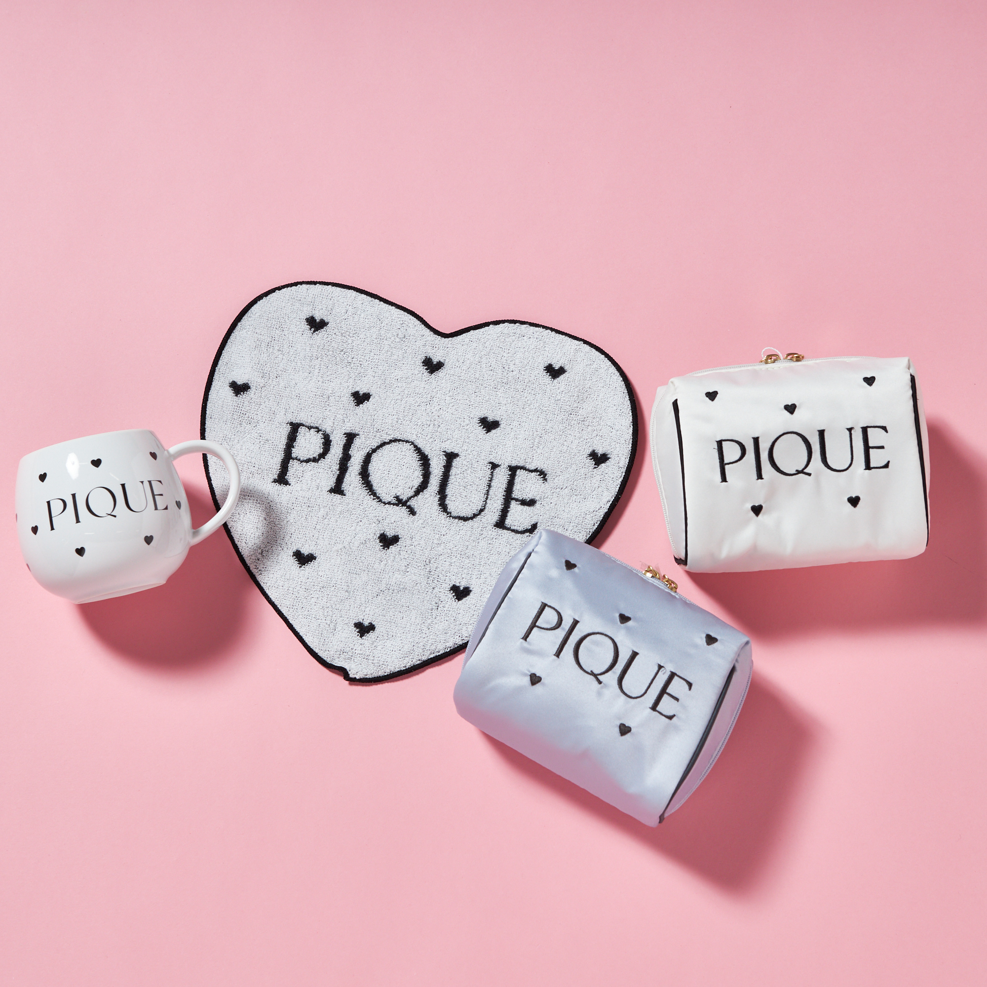 【WOMEN】ハートロゴ　刺繍サテンポーチ＆マグカップ＆ハンドタオルセット