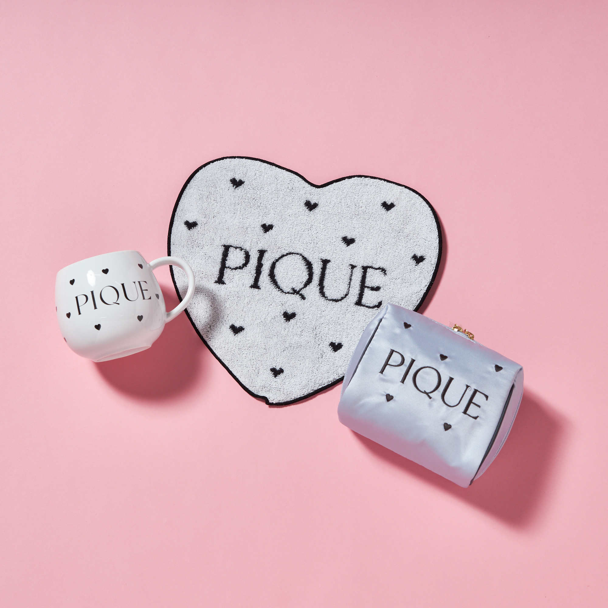 【WOMEN】ハートロゴ　刺繍サテンポーチ＆マグカップ＆ハンドタオルセット