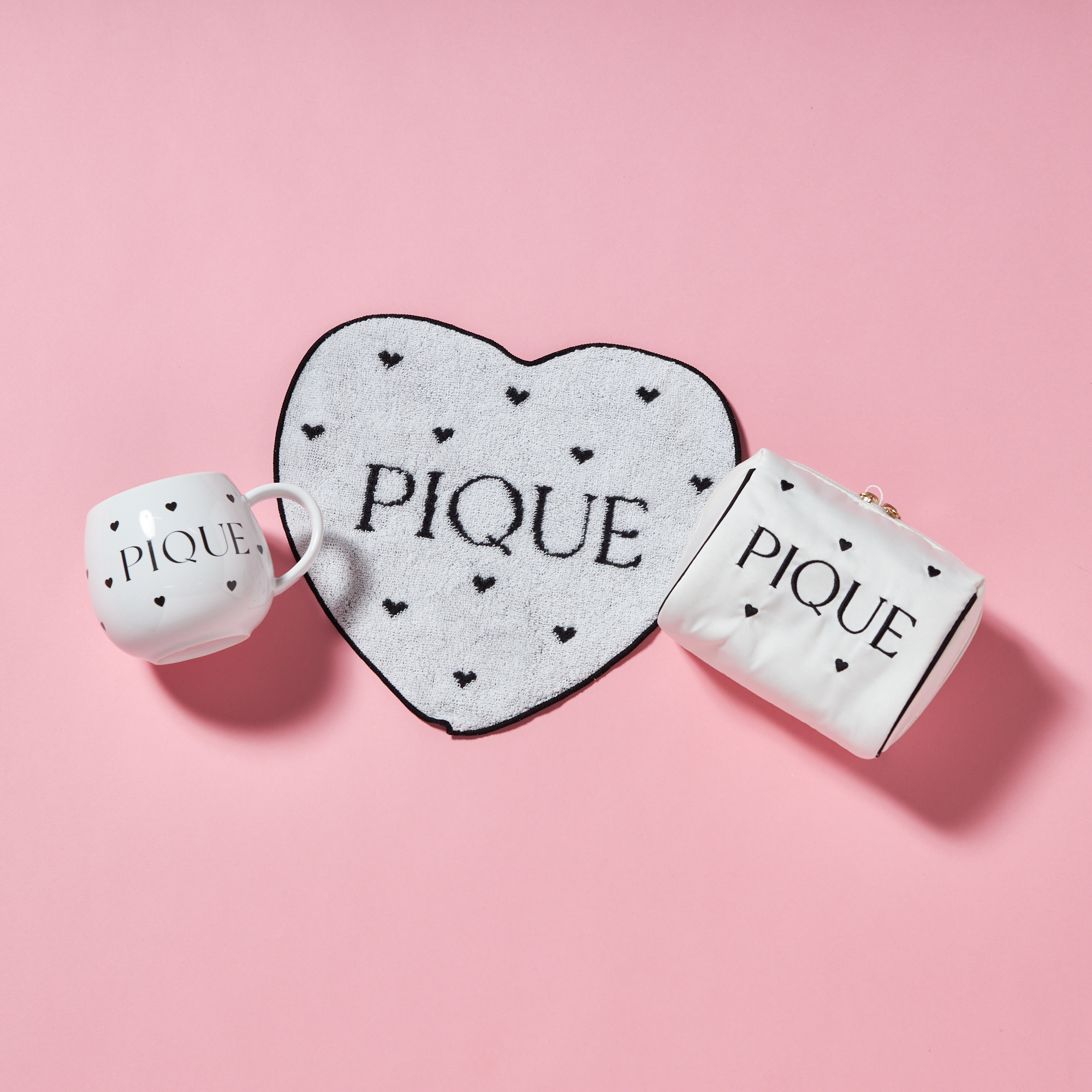 【WOMEN】ハートロゴ　刺繍サテンポーチ＆マグカップ＆ハンドタオルセット