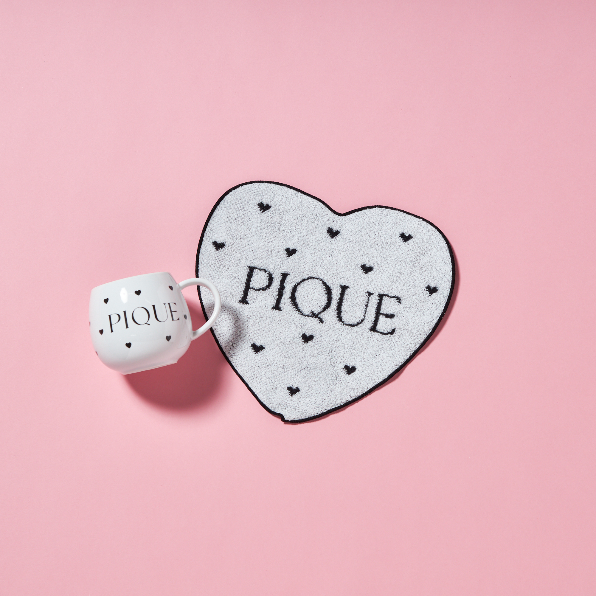 【WOMEN】ハートロゴ　刺繍サテンポーチ＆マグカップ＆ハンドタオルセット