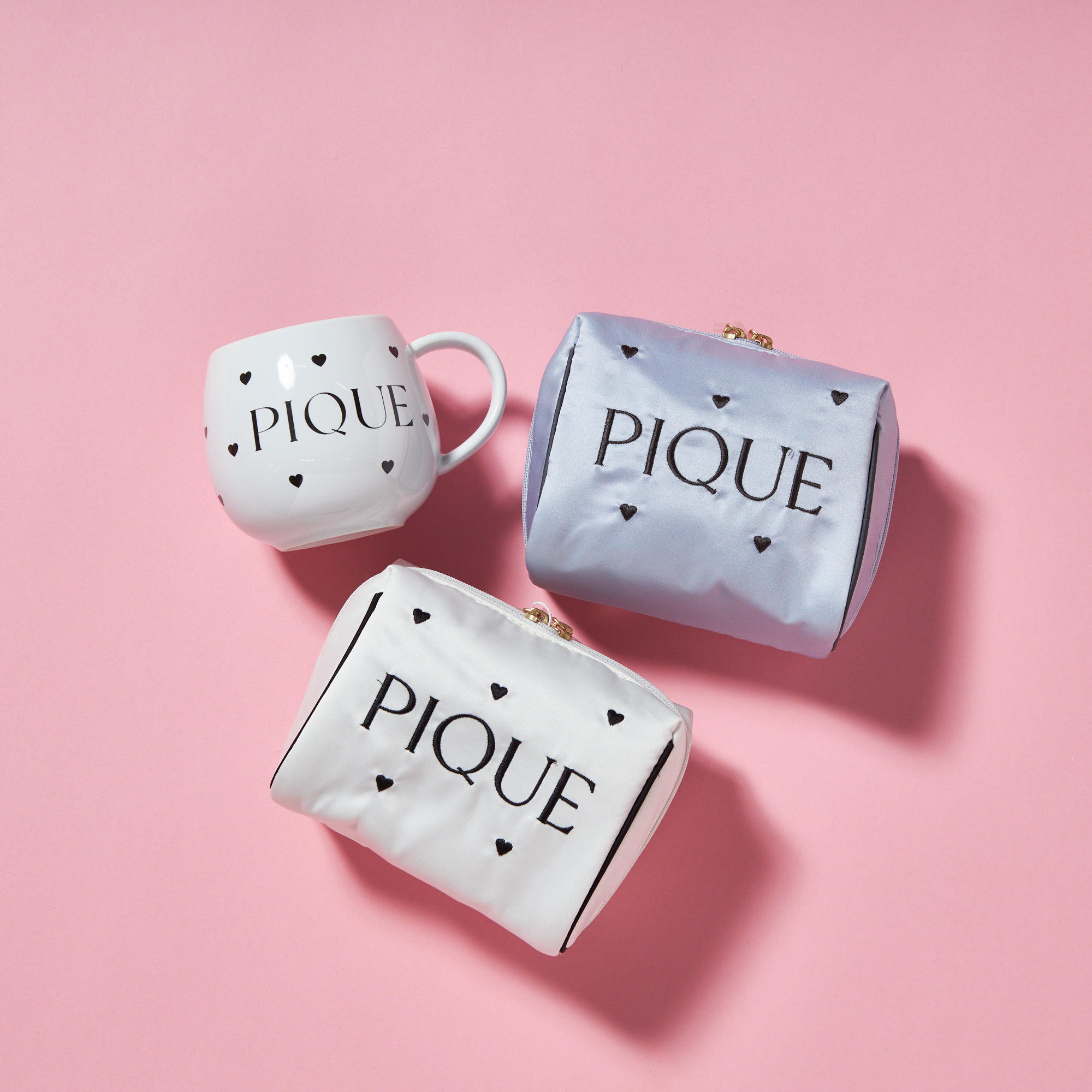 【WOMEN】ハートロゴ　刺繍サテンポーチ＆マグカップ＆ハンドタオルセット