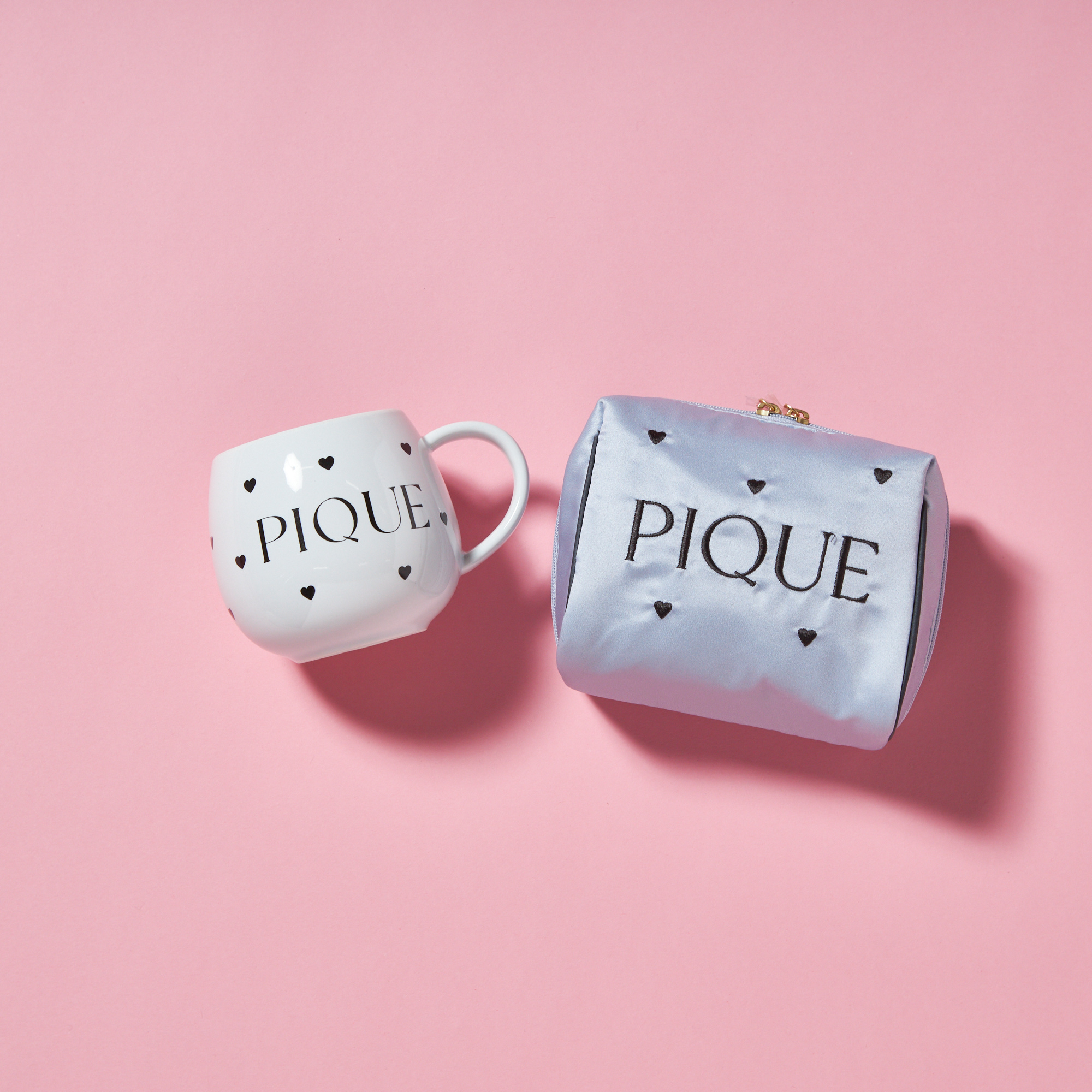 【WOMEN】ハートロゴ　刺繍サテンポーチ＆マグカップ＆ハンドタオルセット