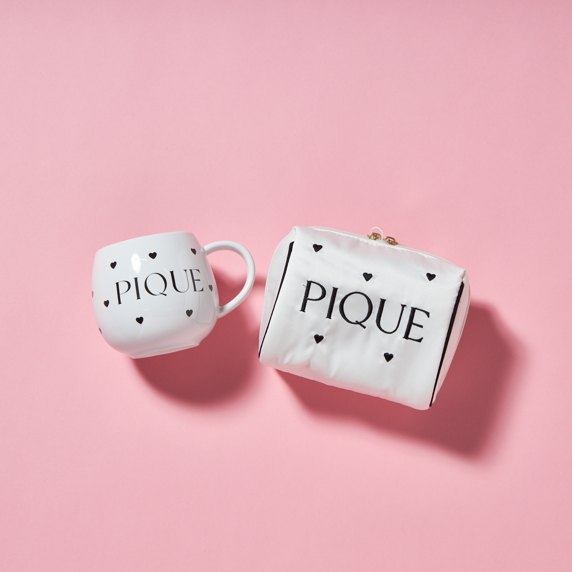 【WOMEN】ハートロゴ　刺繍サテンポーチ＆マグカップ＆ハンドタオルセット