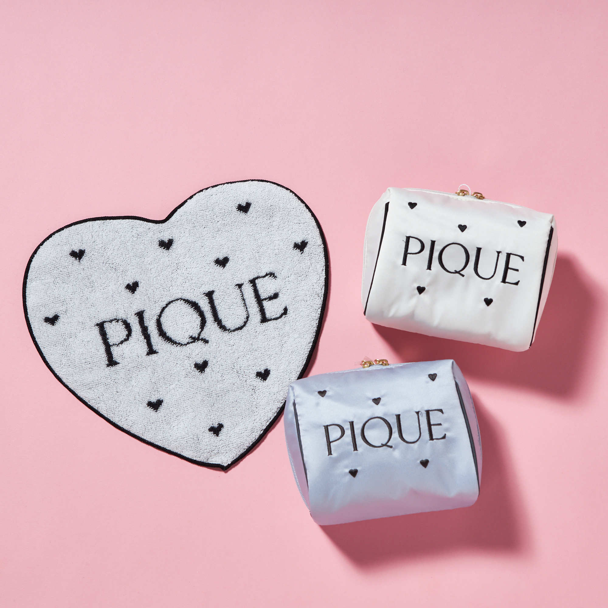 【WOMEN】ハートロゴ　刺繍サテンポーチ＆マグカップ＆ハンドタオルセット