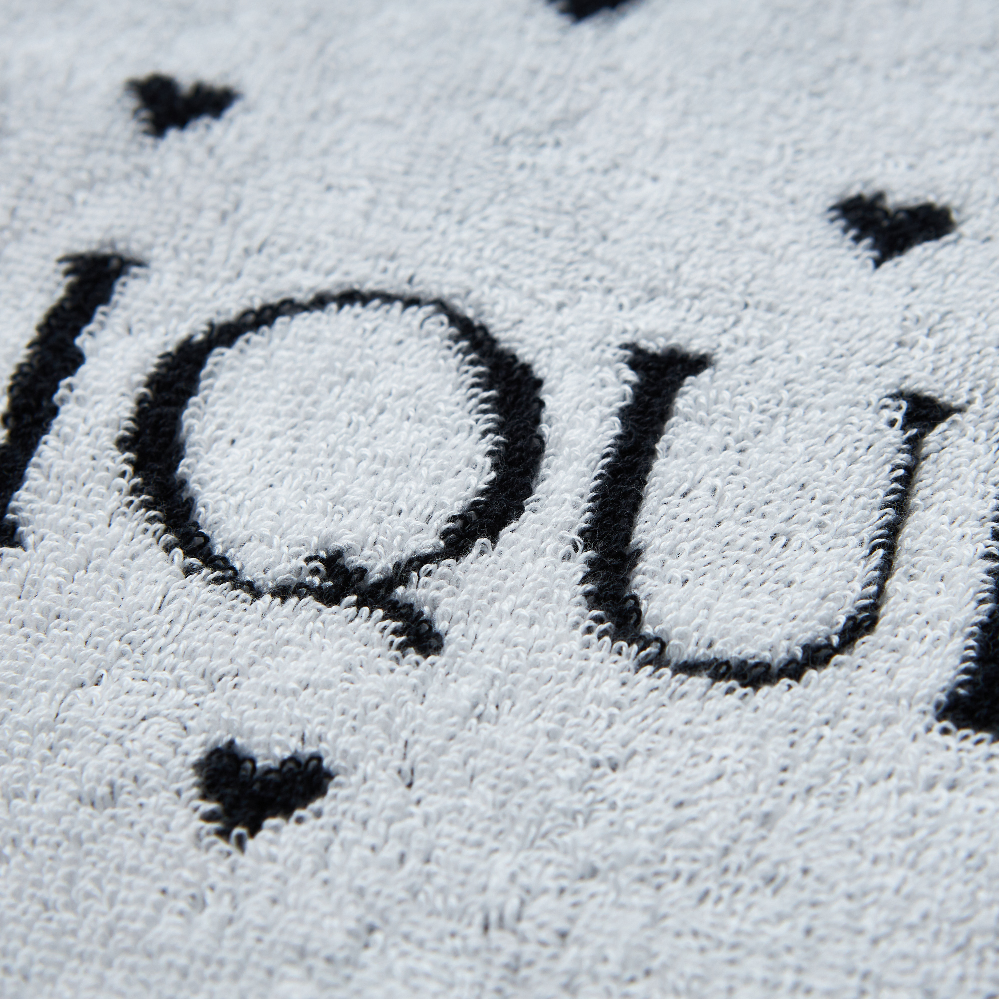 【WOMEN】ハートロゴ　刺繍サテンポーチ＆マグカップ＆ハンドタオルセット