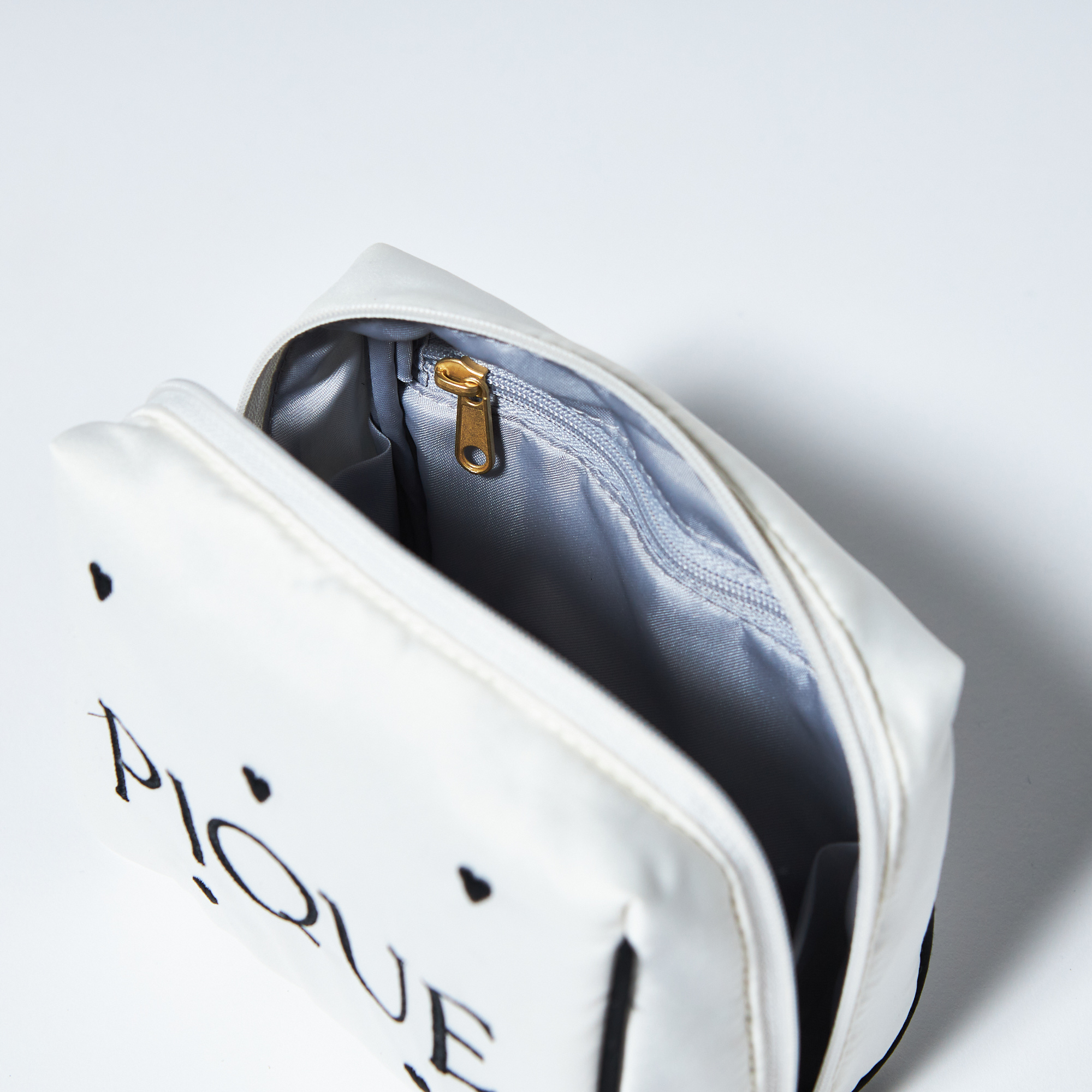 【WOMEN】ハートロゴ　刺繍サテンポーチ＆マグカップ＆ハンドタオルセット