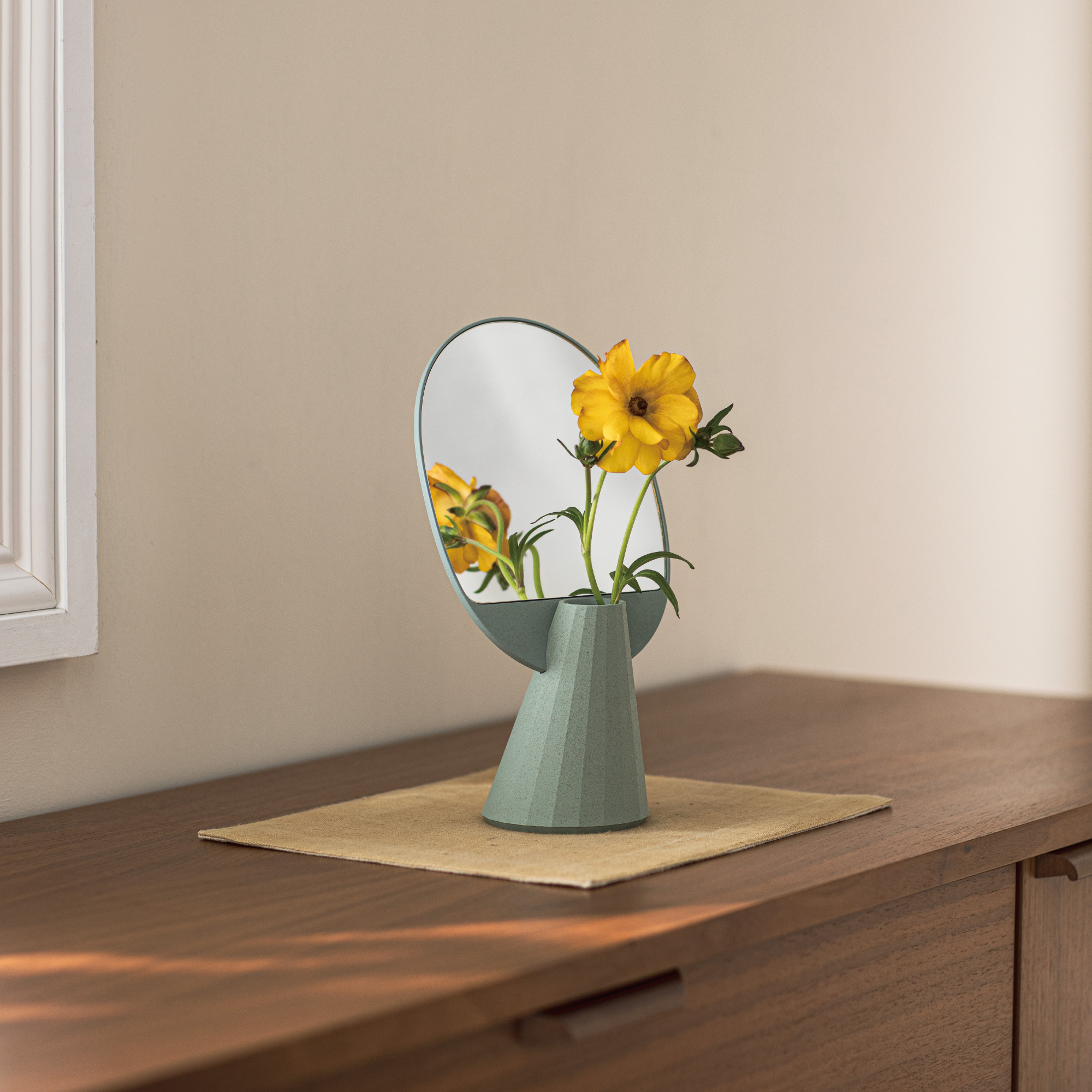 Mirror & vase 