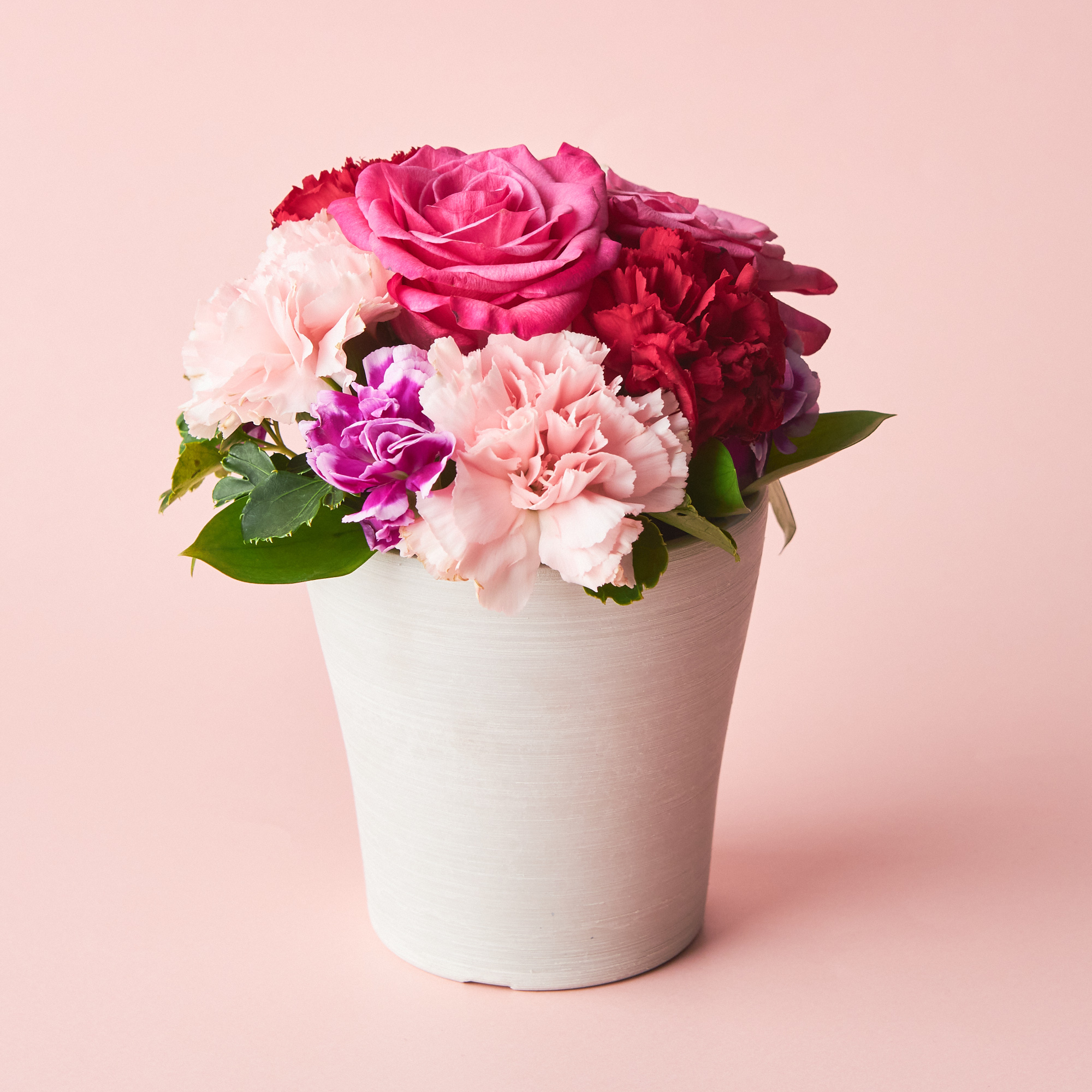 【着日指定可！】GODIVAクッキーと華やかな生花カーネーション アレンジメントのセット【母の日に贈る】