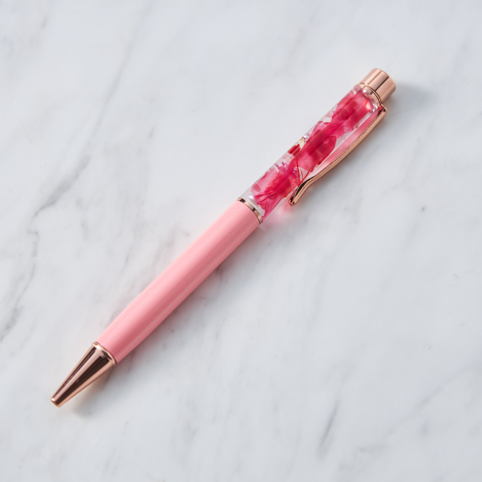 【母の日/名入れ】カーネーションハーバリウムボールペン&イニシャル ハンカチセット