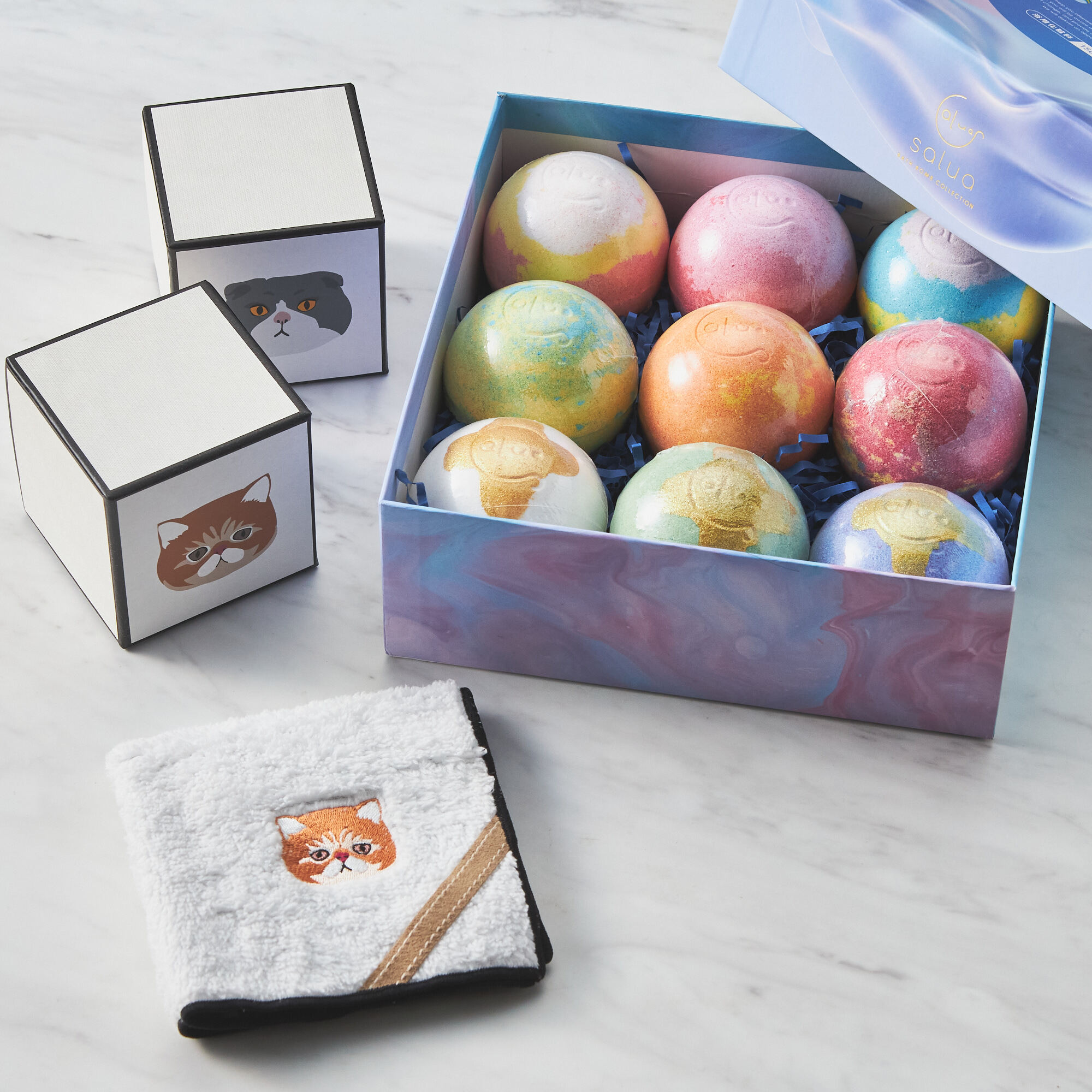 【猫好きな方へ】カラフルなバスボムと猫ハンカチ