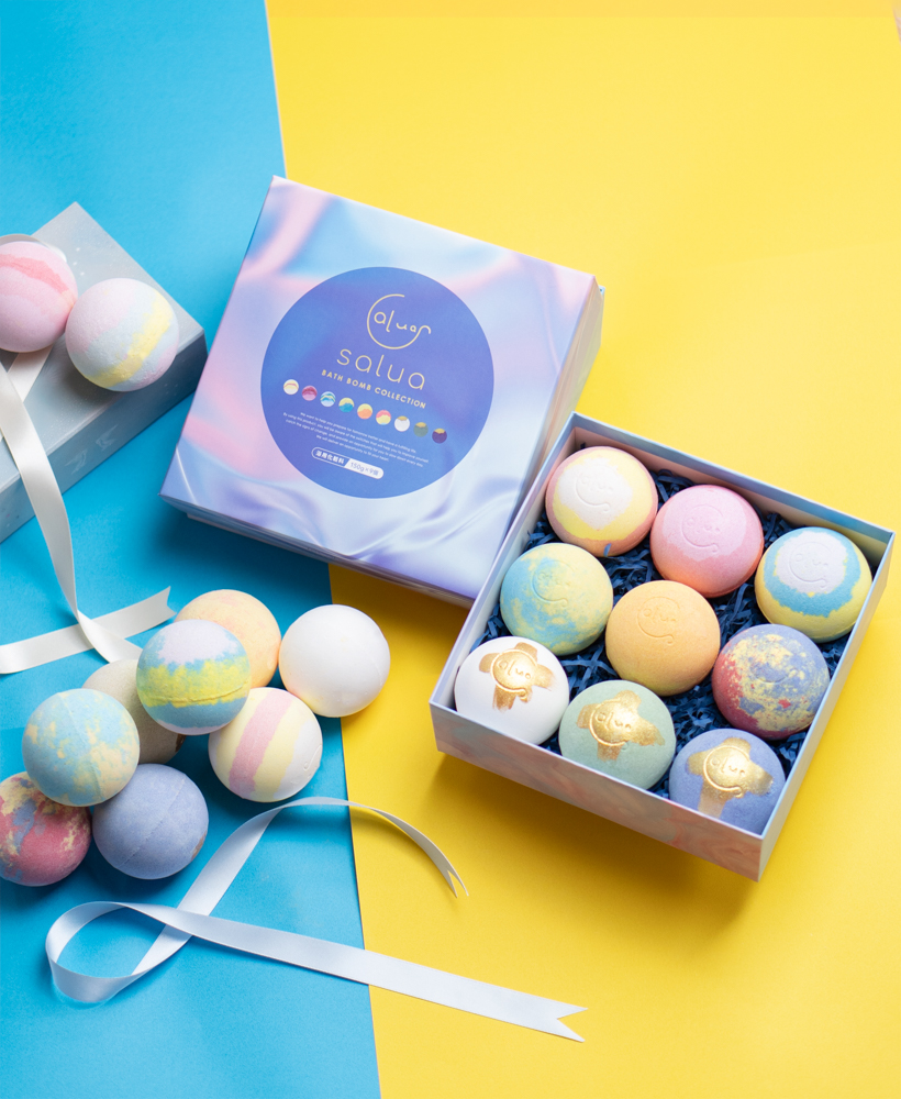 【猫好きな方へ】カラフルなバスボムと猫ハンカチ