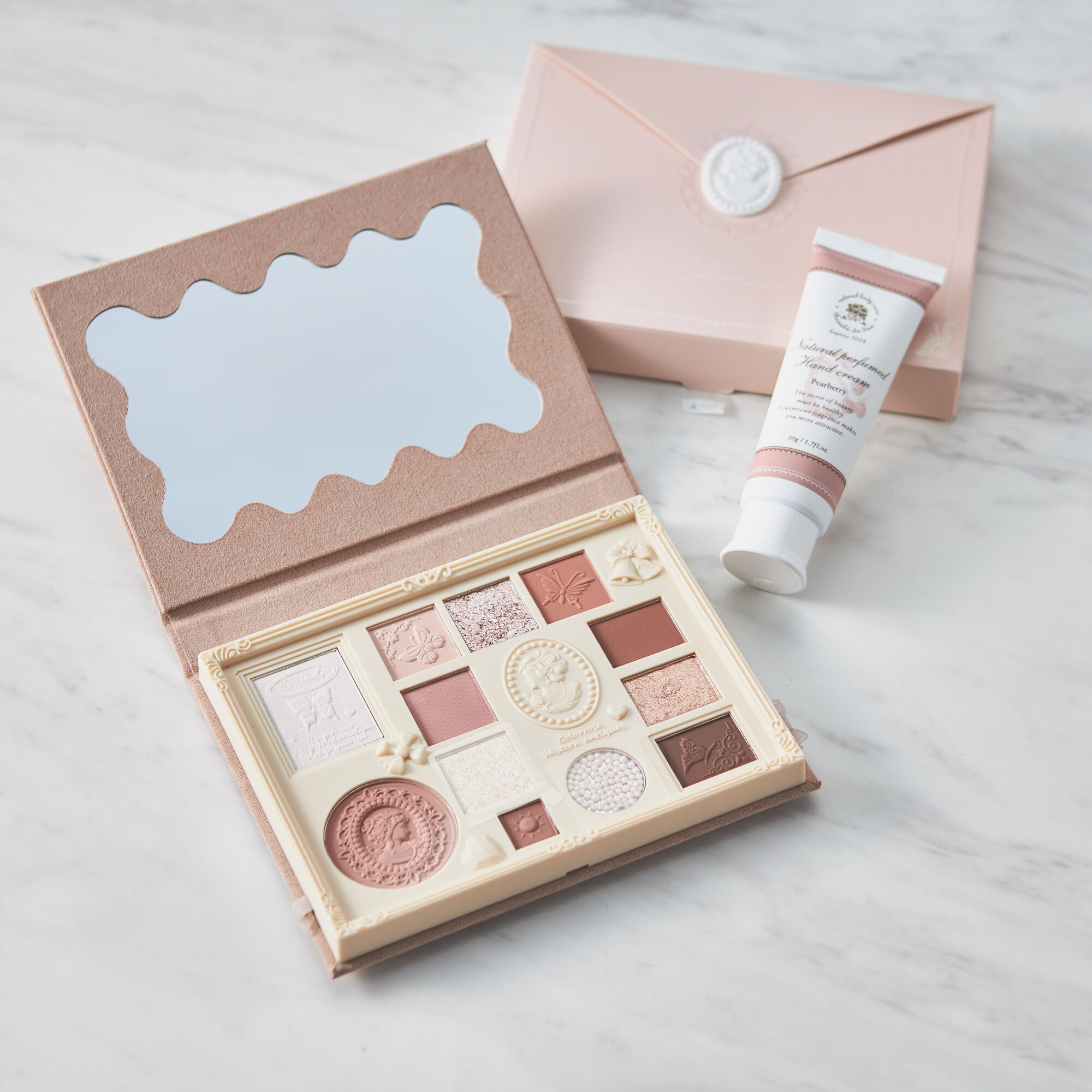 【名入れギフト】カメオマルチパレットと選べるハンドクリーム