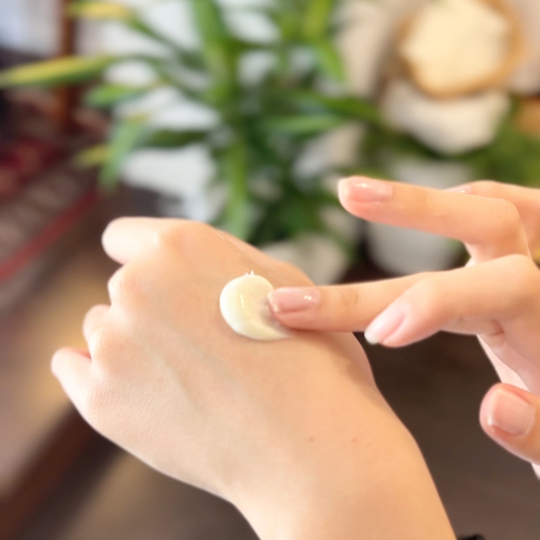 【名入れギフト】カメオマルチパレットと選べるハンドクリーム