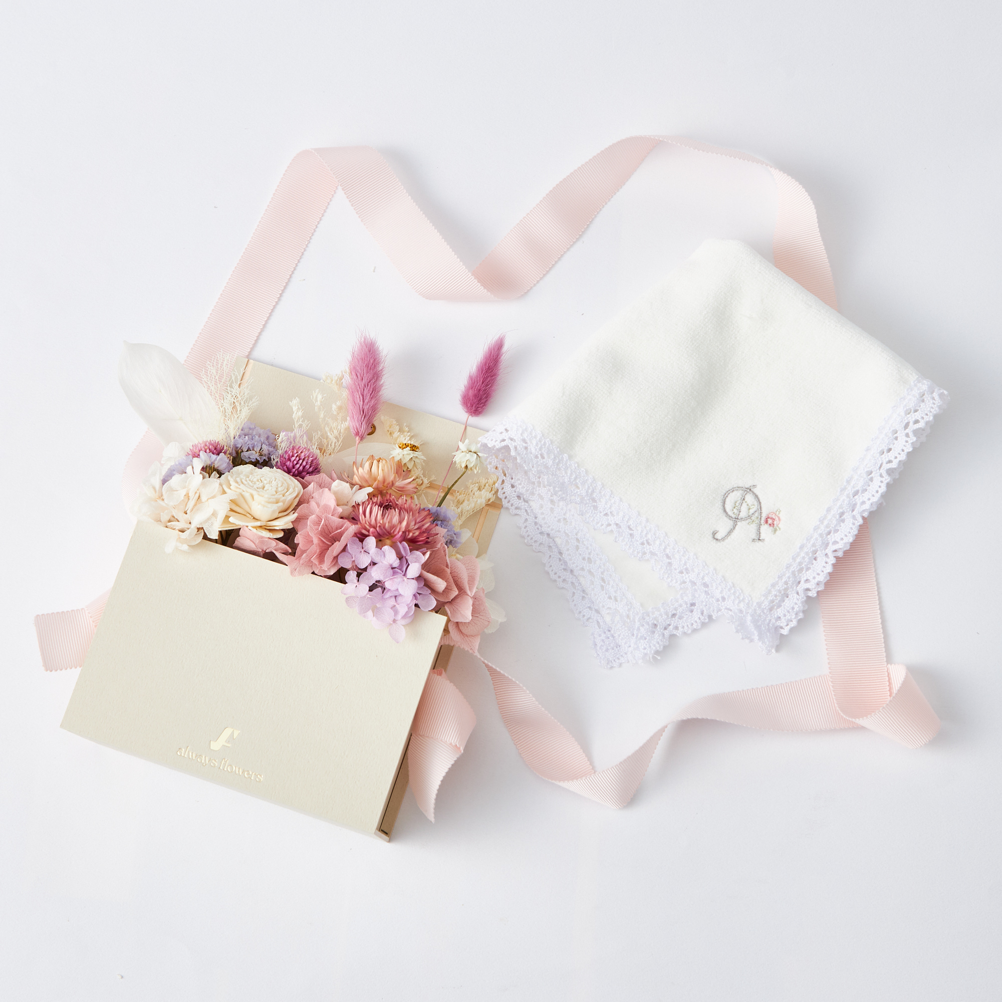【タンプ限定】プリザーブドフラワーとイニシャルハンカチ