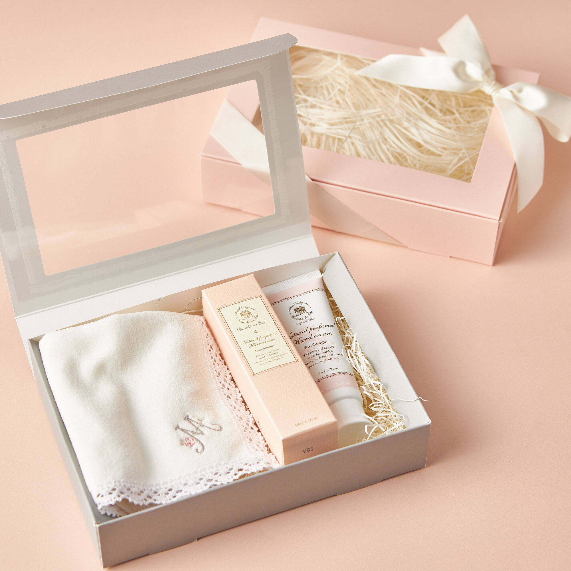 【ギフトBOX入】ハンドクリームとイニシャルハンカチ