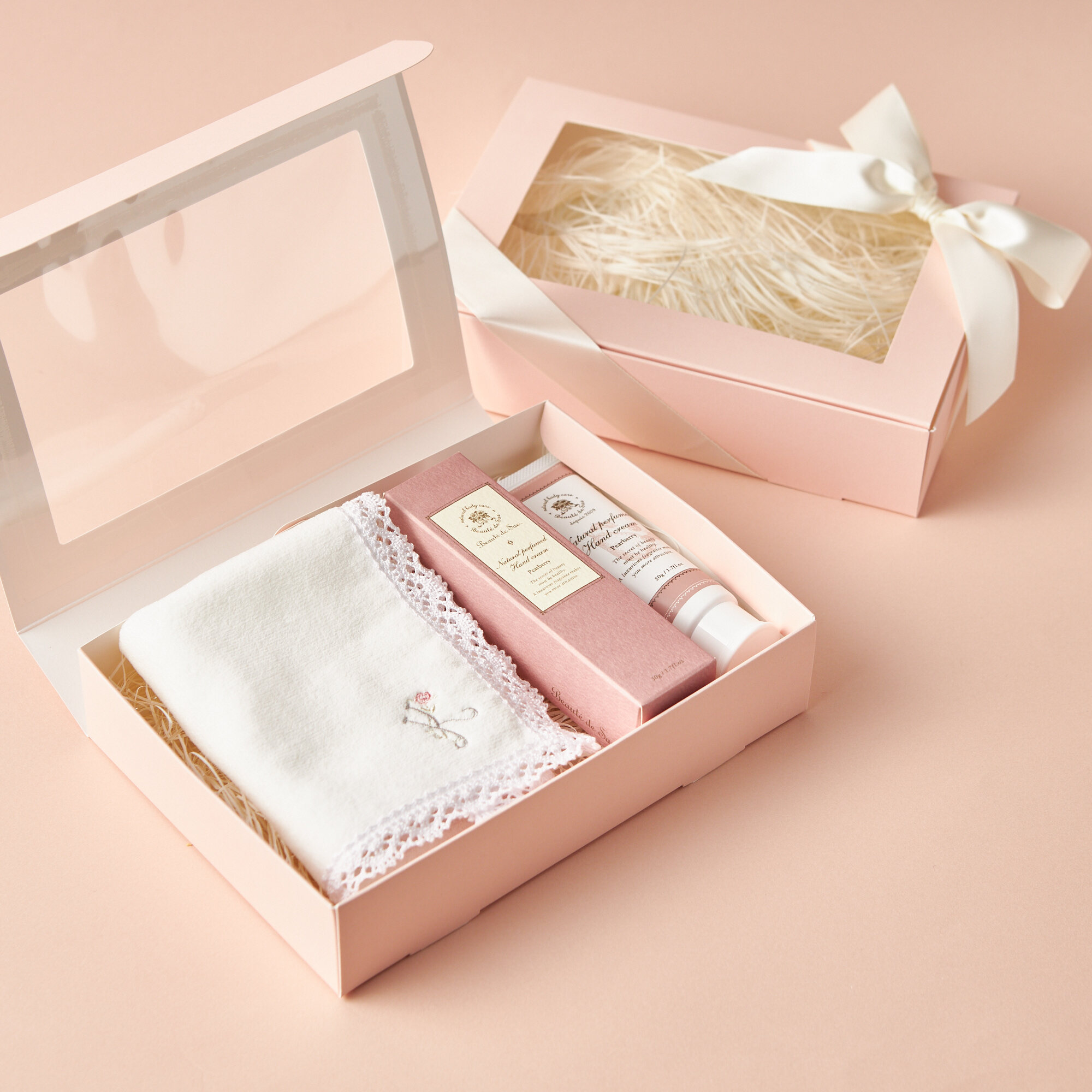 【ギフトBOX入】ハンドクリームとイニシャルハンカチ