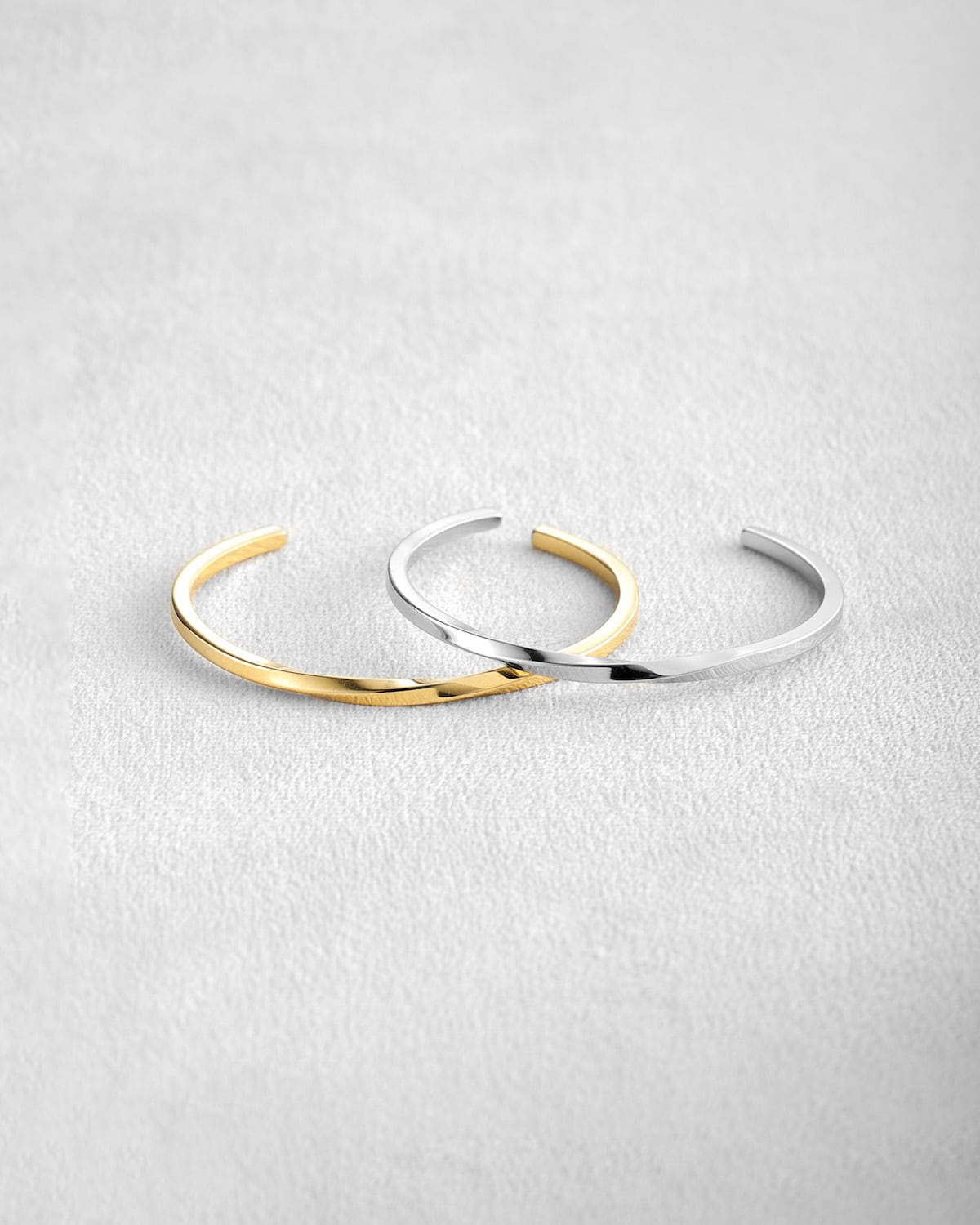 【コーディネートのアクセントに】Twist bangle