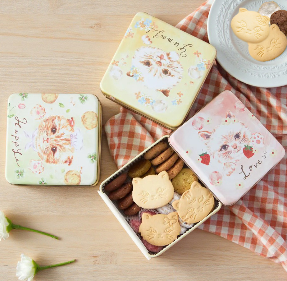トクコ　ネコちゃんエレガントプリントブラウス　【最終お値下げ！！】 こねこのこねこねクッキー缶 （Love・Happy・Yummy） | DADACA（ダダカ