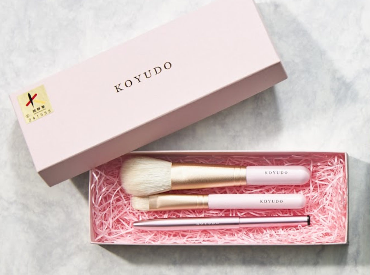 【BOX付き・彼女へ2年目のおすすめ誕プレ】上質ブラシと名入れできるパレットセット