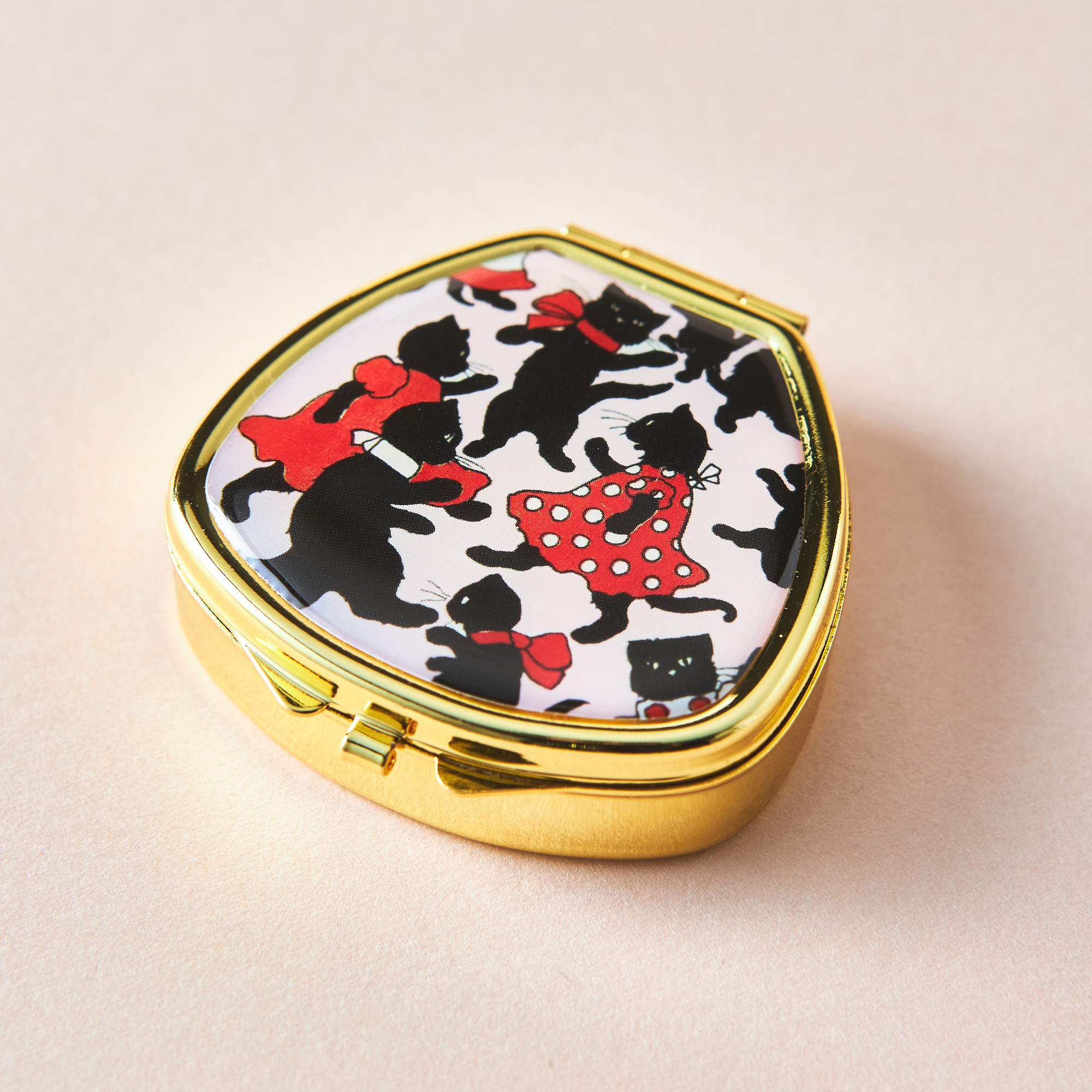 【BOX付き】ふわもこマカロンポーチとリップ＆ネイルバームセット