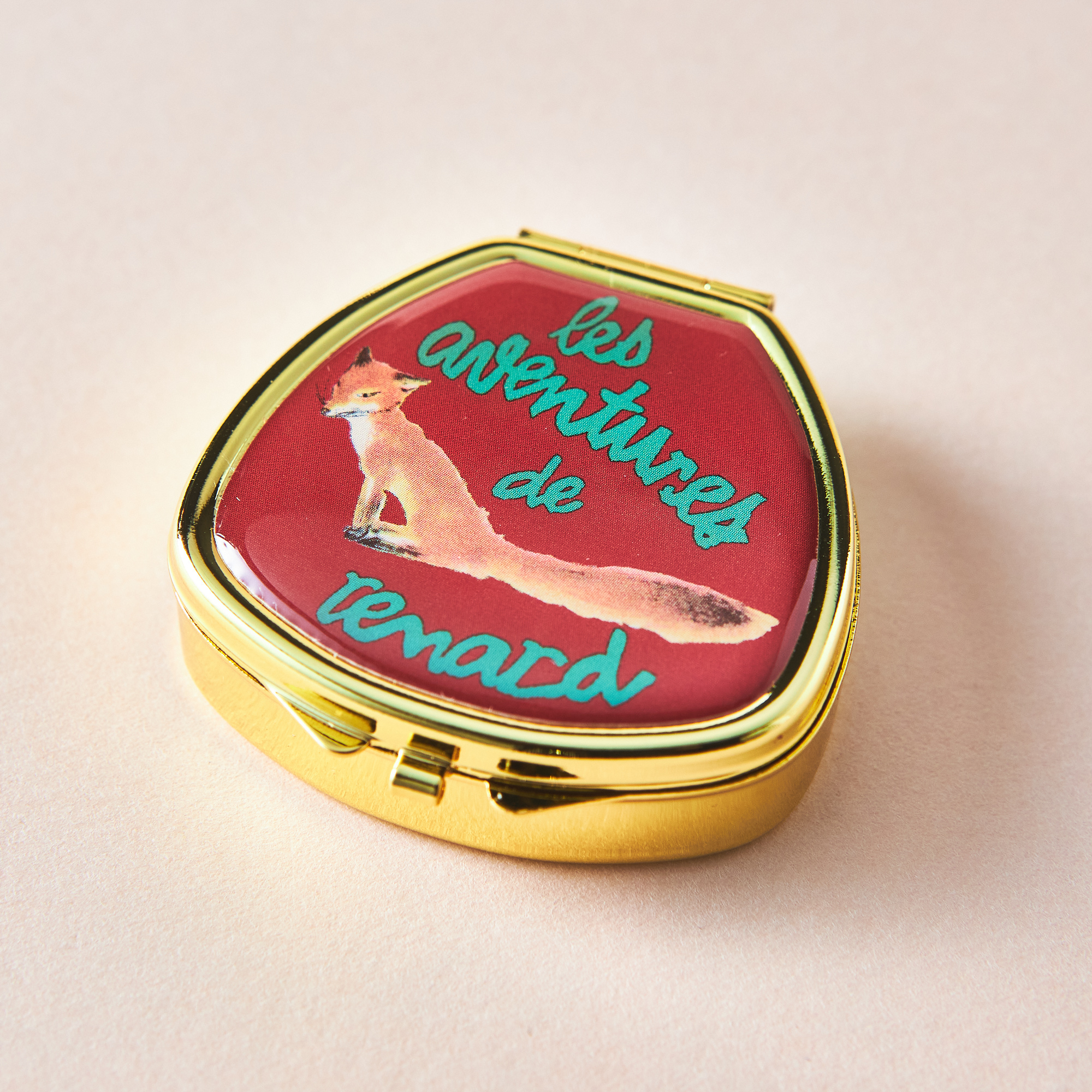 【BOX付き】ふわもこマカロンポーチとリップ＆ネイルバームセット