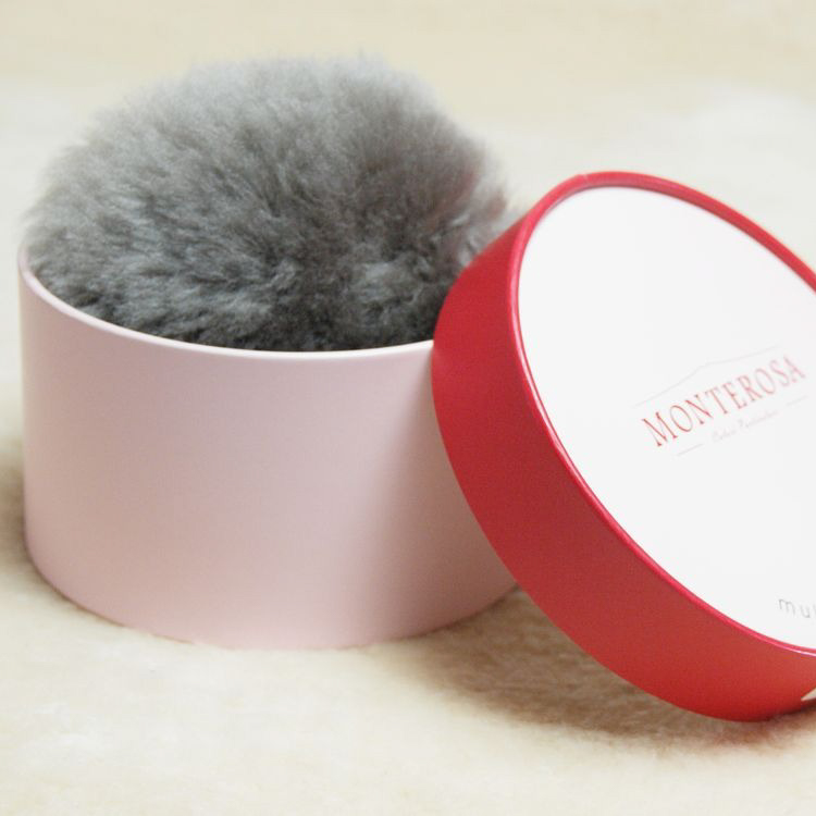 【BOX付き】ふわもこマカロンポーチとリップ＆ネイルバームセット