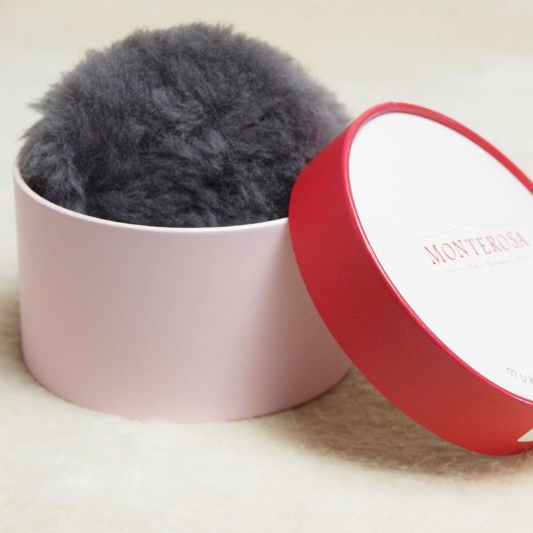 【BOX付き】ふわもこマカロンポーチとリップ＆ネイルバームセット