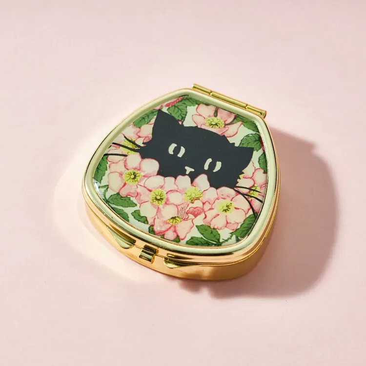 【BOX付き】ふわもこマカロンポーチとリップ＆ネイルバームセット