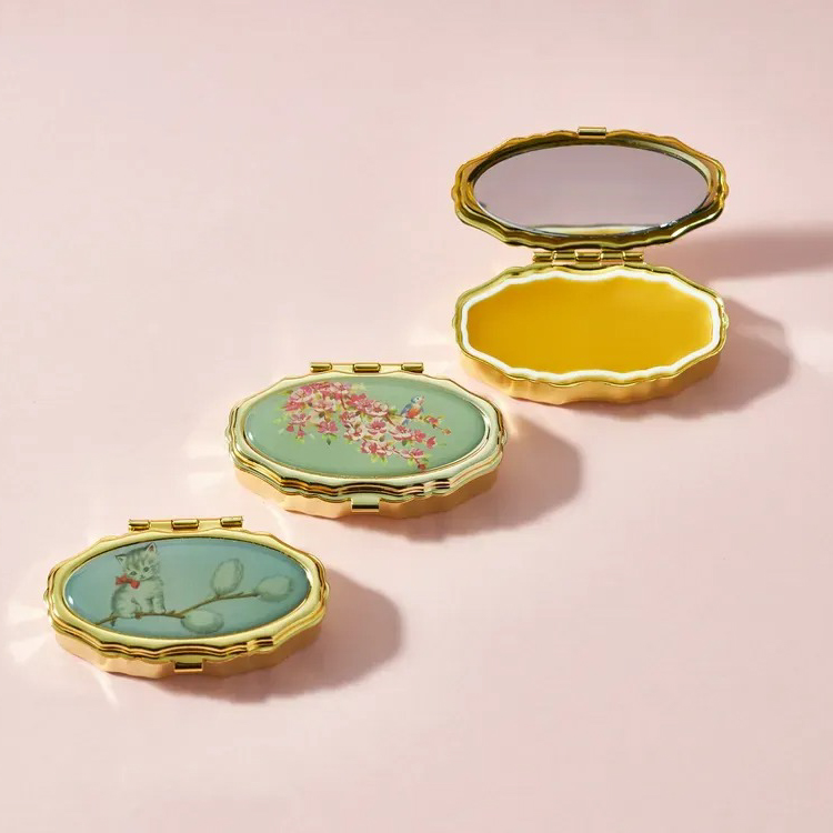 【BOX付き】ふわもこマカロンポーチとリップ＆ネイルバームセット