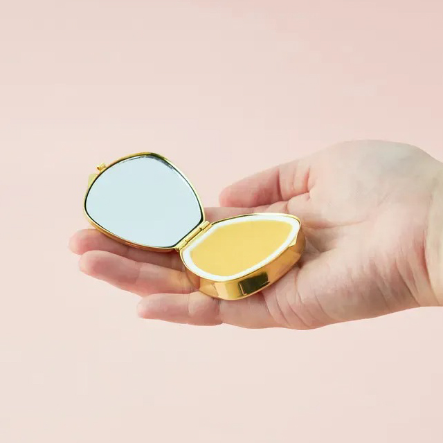 【BOX付き】ふわもこマカロンポーチとリップ＆ネイルバームセット