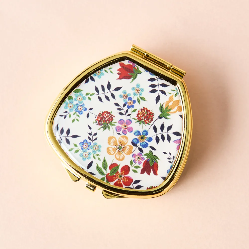 【BOX付き】ふわもこマカロンポーチとリップ＆ネイルバームセット