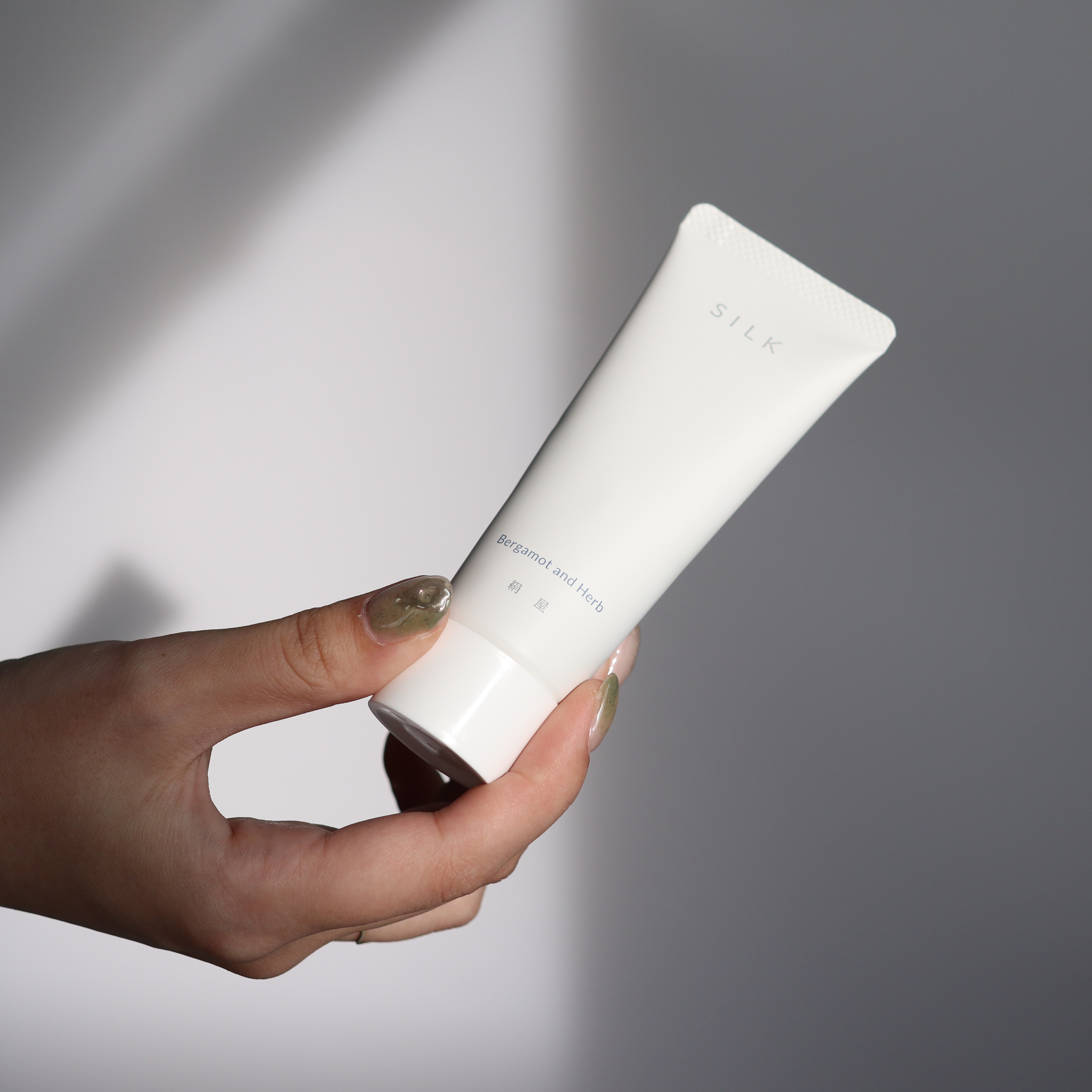 国産シルクとオーガニックオイルのハンドクリーム