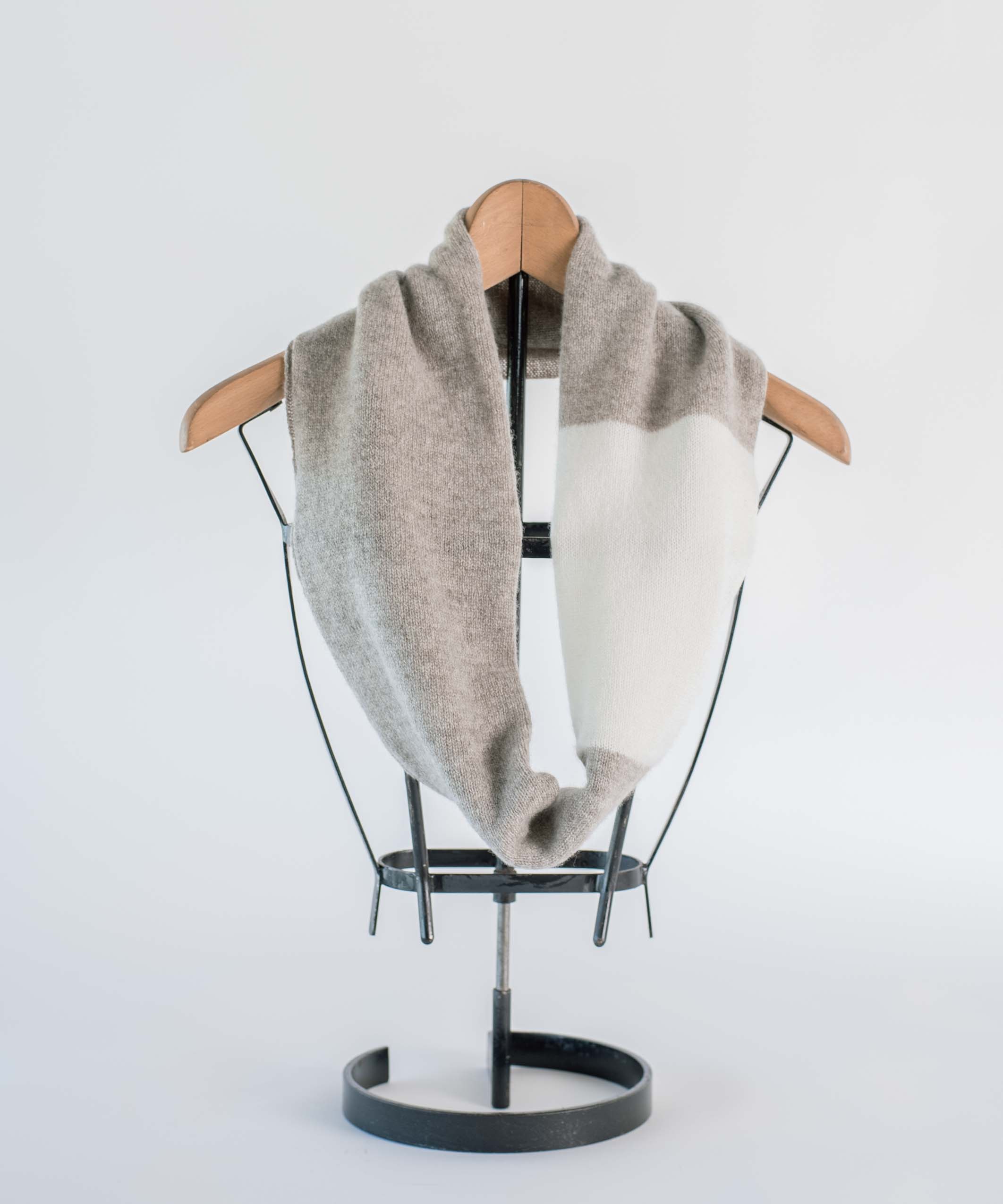 【手編み機で編まれた】カシミヤ100%スヌード