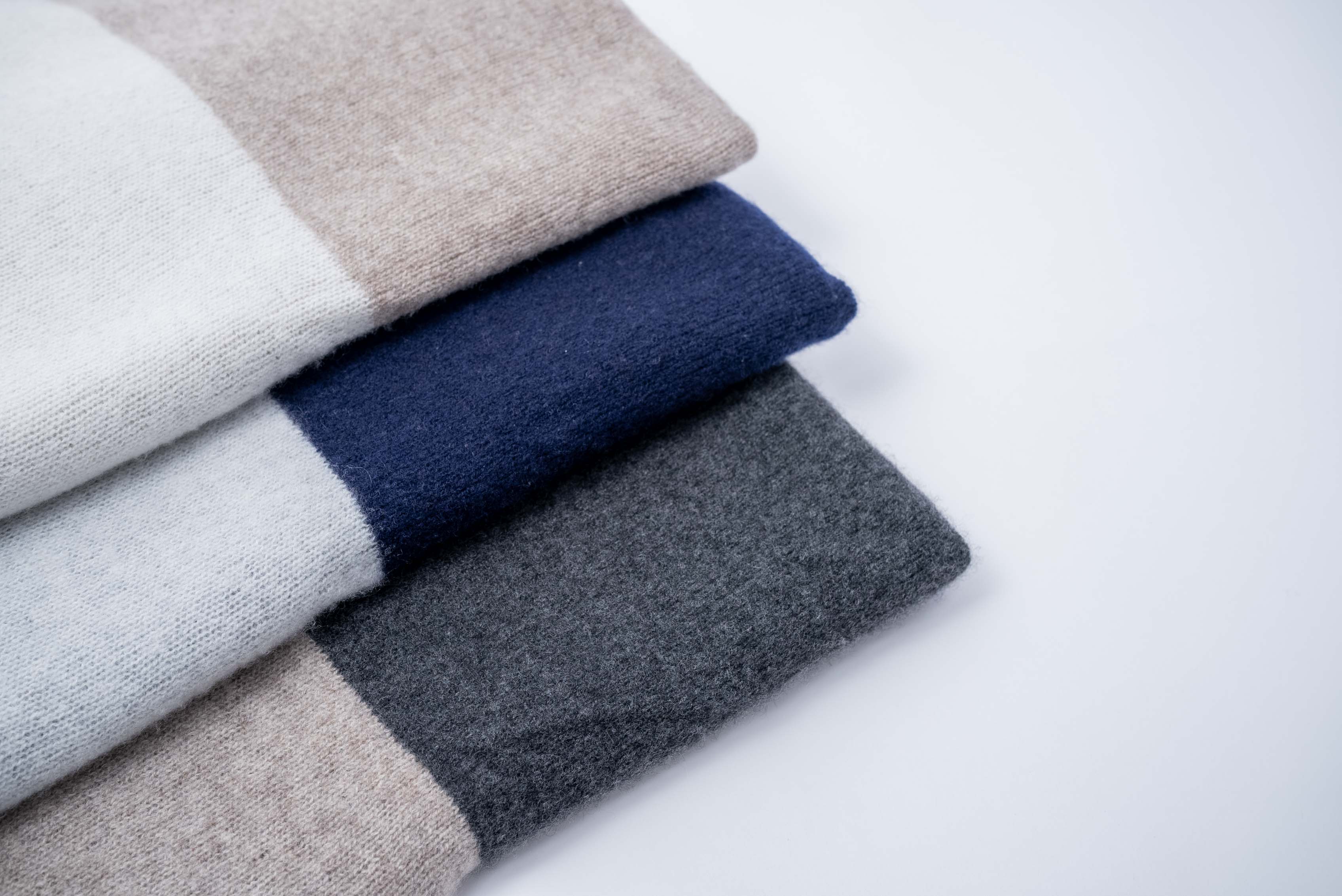 【手編み機で編まれた】カシミヤ100%スヌード