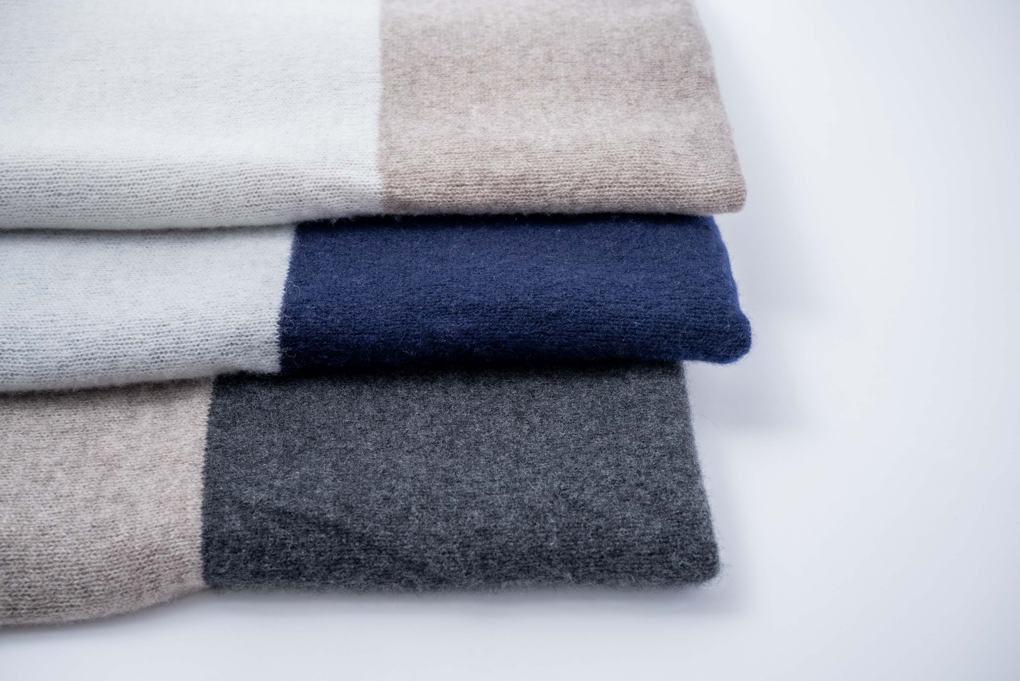 【手編み機で編まれた】カシミヤ100%スヌード