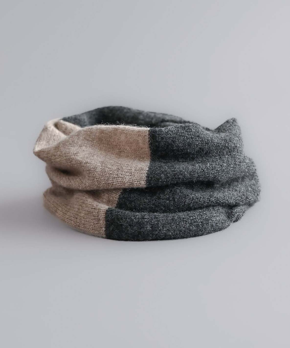 【手編み機で編まれた】カシミヤ100%スヌード