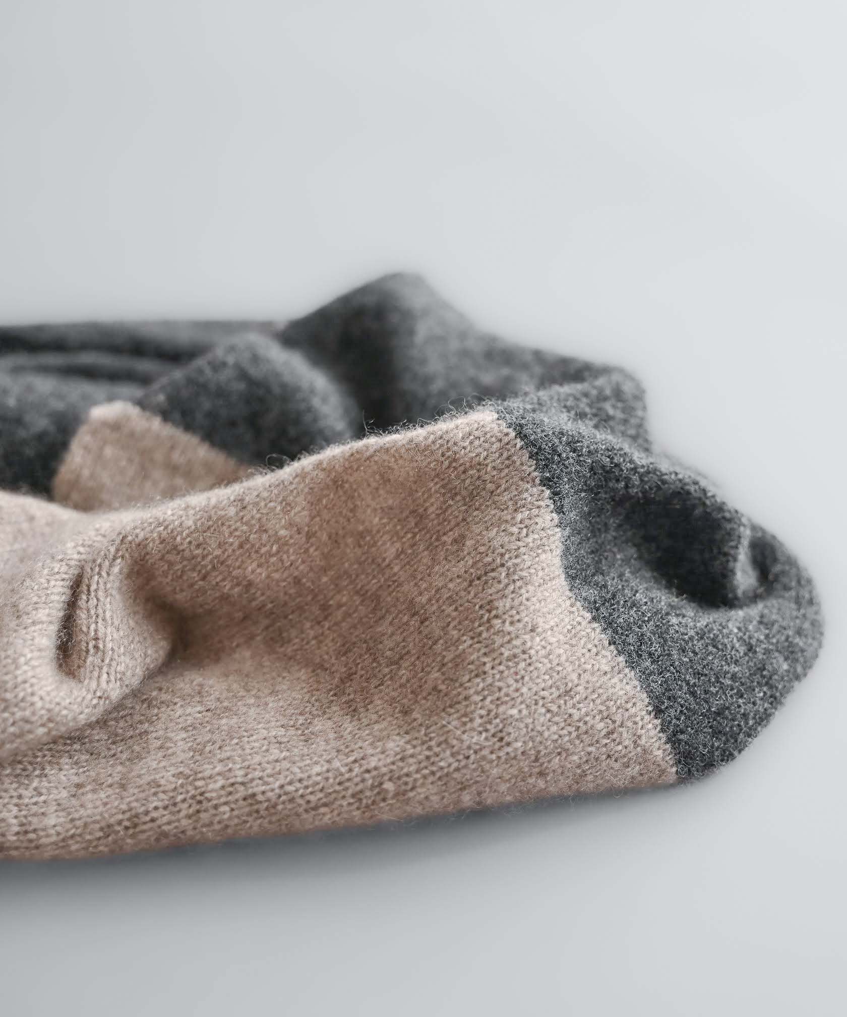 【手編み機で編まれた】カシミヤ100%スヌード