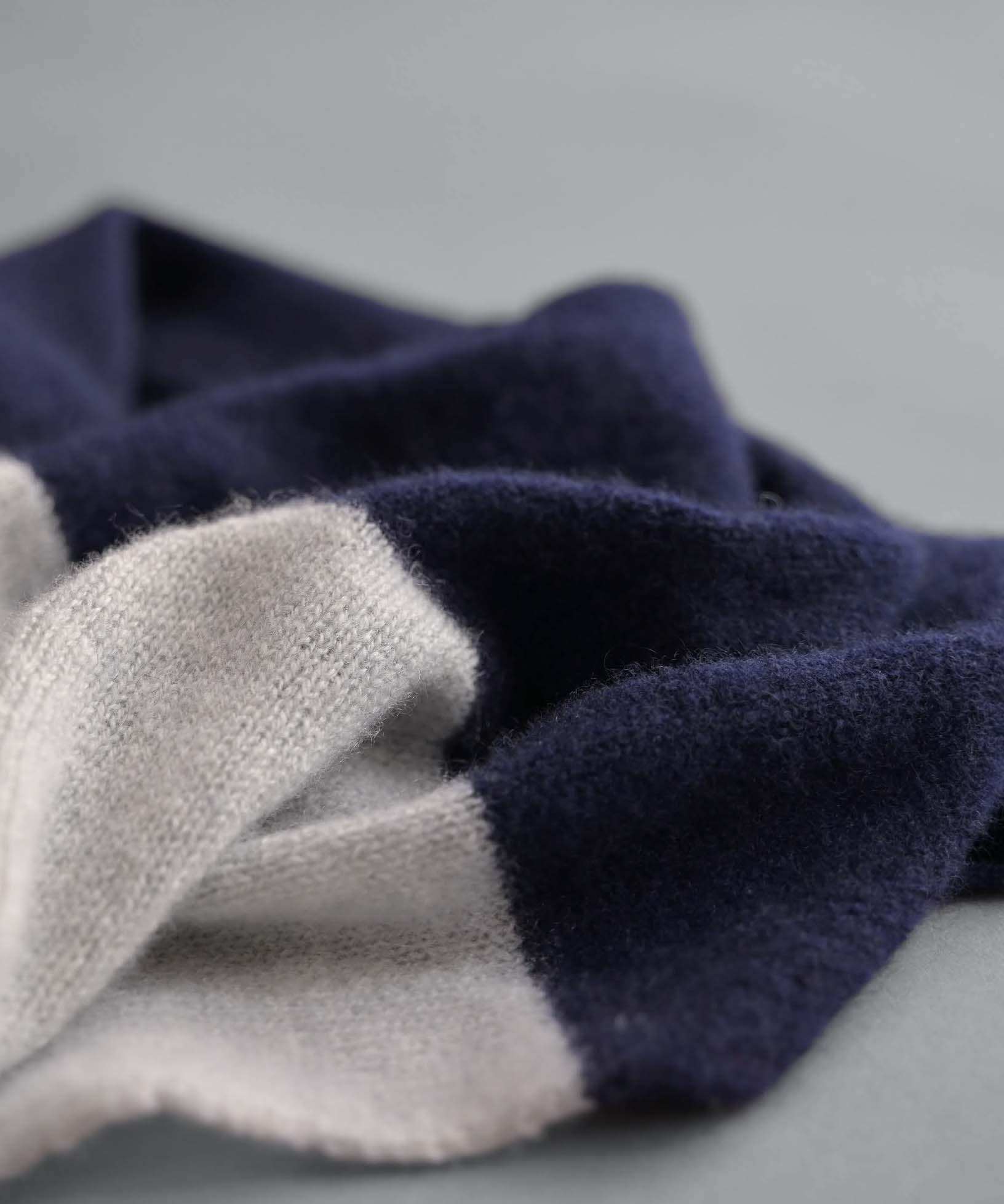 【手編み機で編まれた】カシミヤ100%スヌード