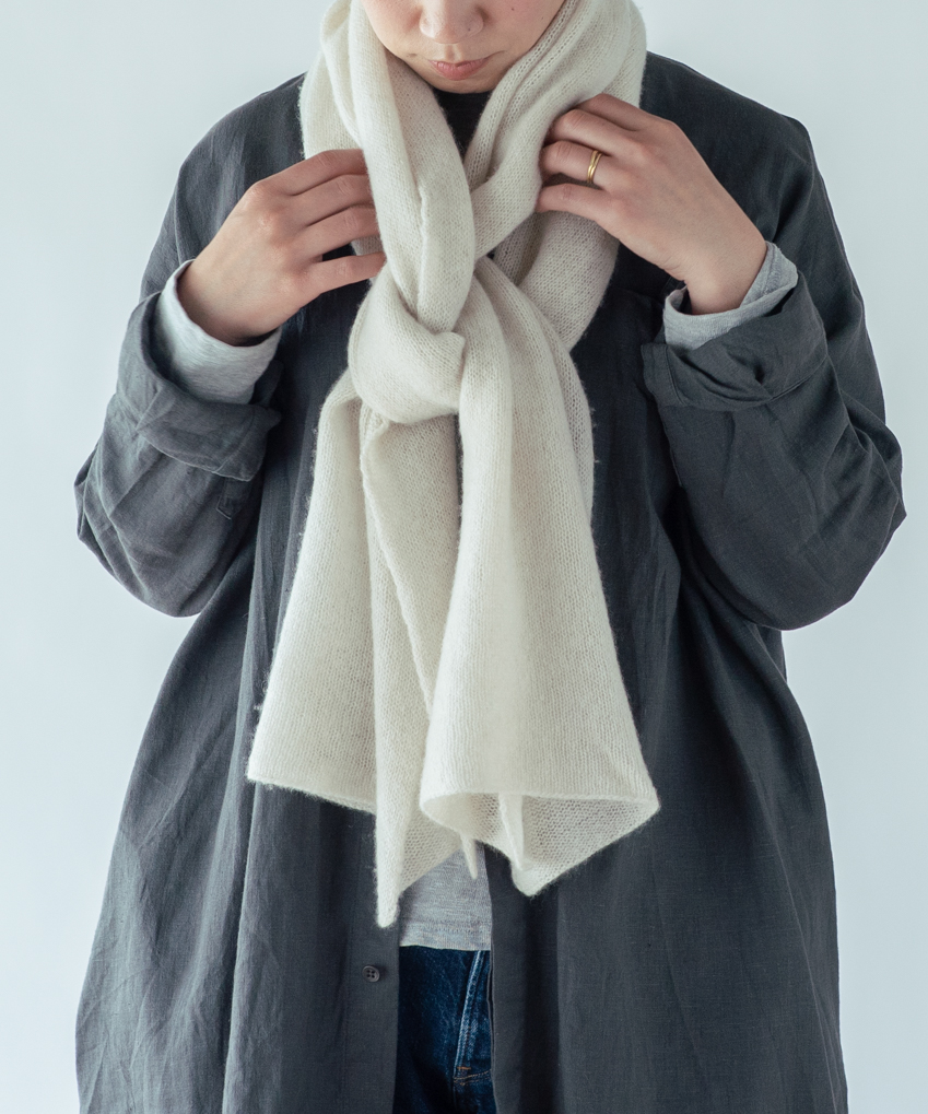 【国内で手編み機で編まれた】カシミヤ100%細巾ストール