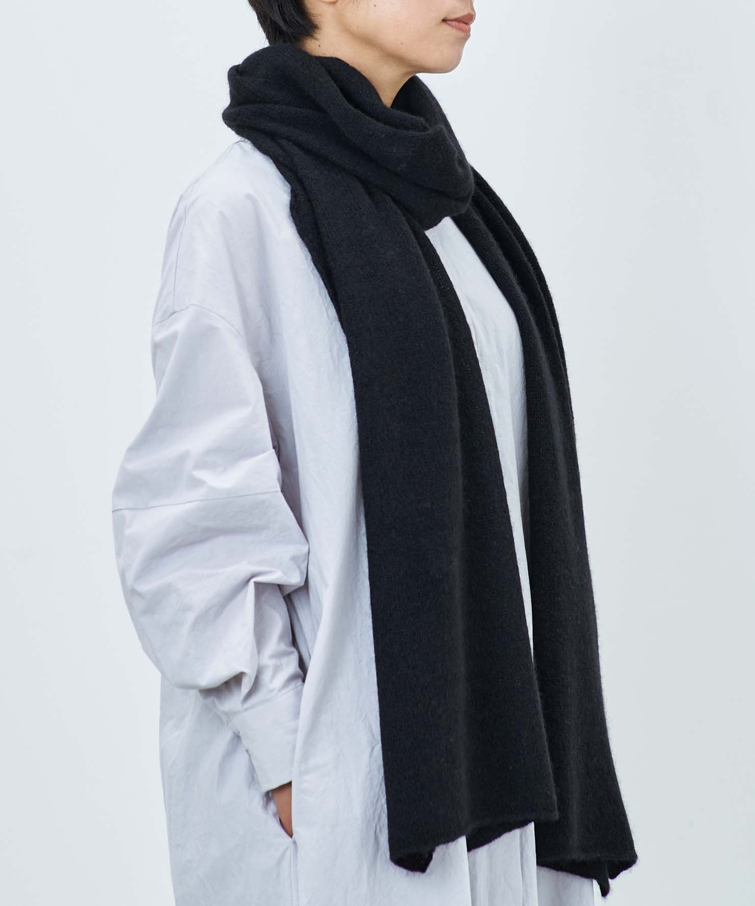 【国内で手編み機で編まれた】カシミヤ100%細巾ストール