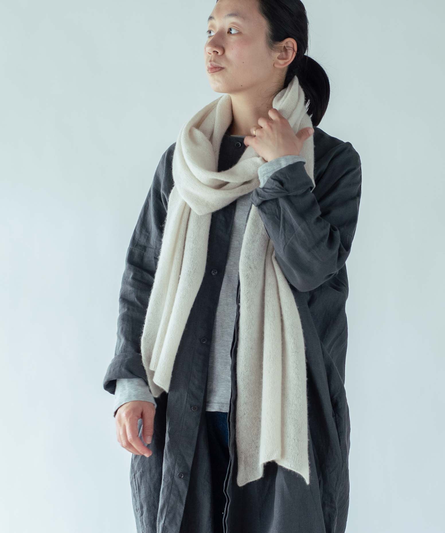 【国内で手編み機で編まれた】カシミヤ100%細巾ストール
