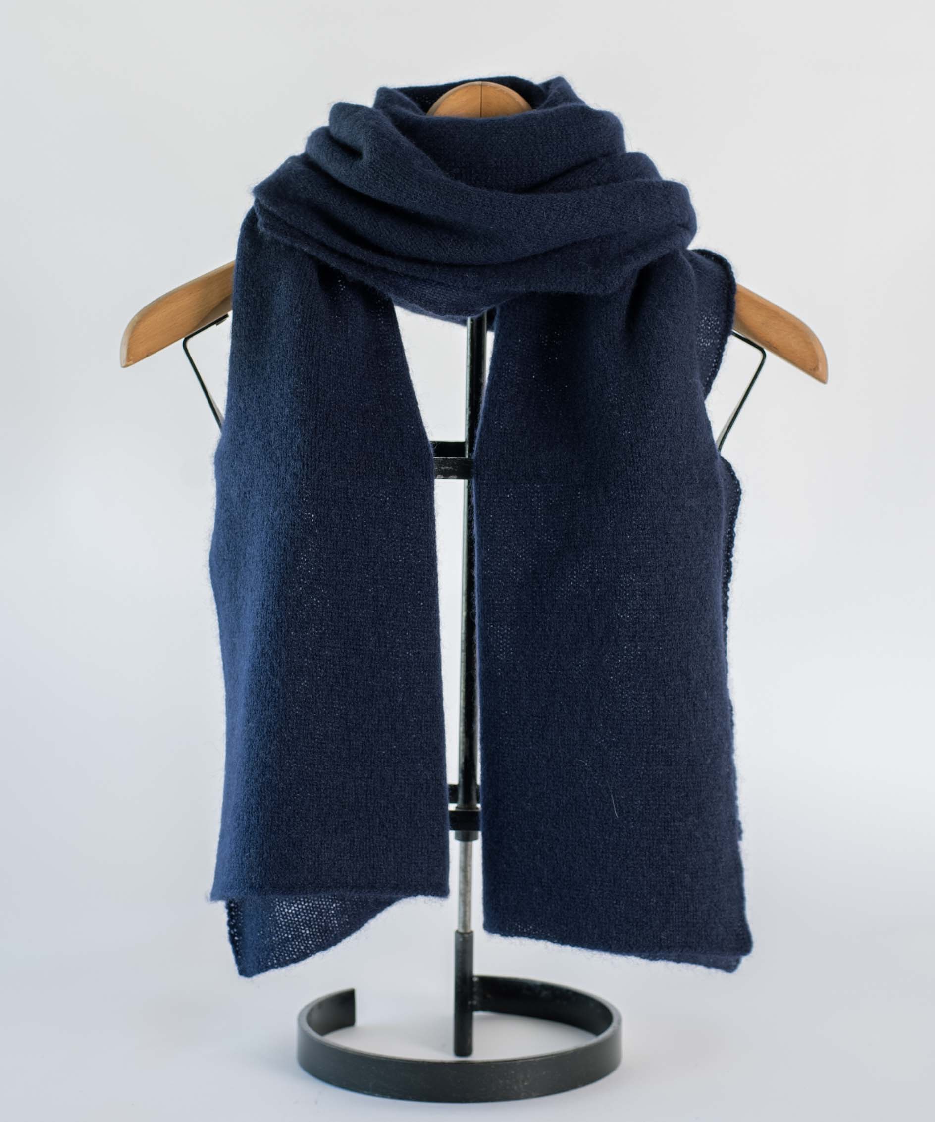 【国内で手編み機で編まれた】カシミヤ100%細巾ストール